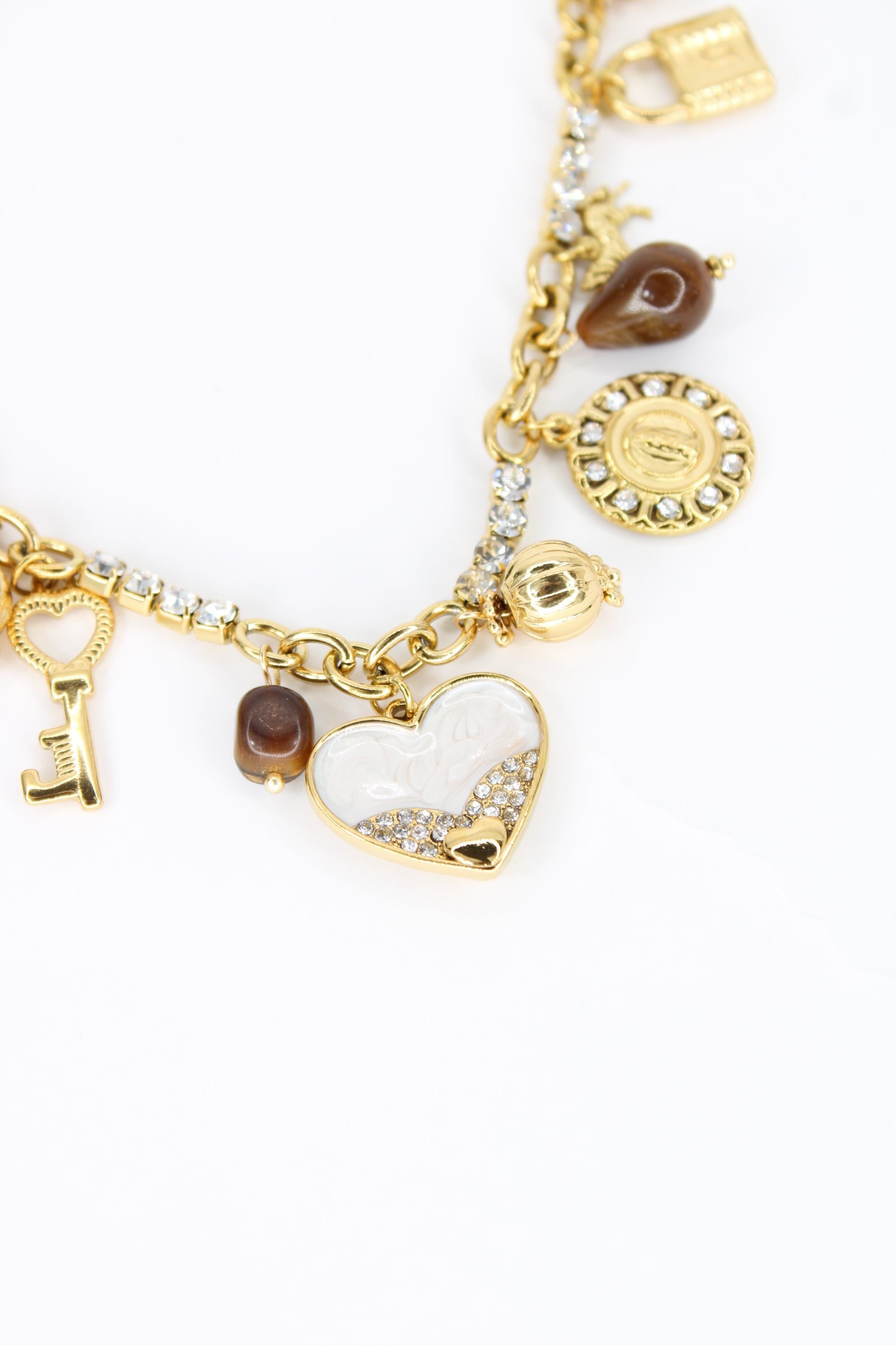 Collier Divina à Breloques Dorées & Cœur Nacré – Bijou Femme Chic & Lumineux