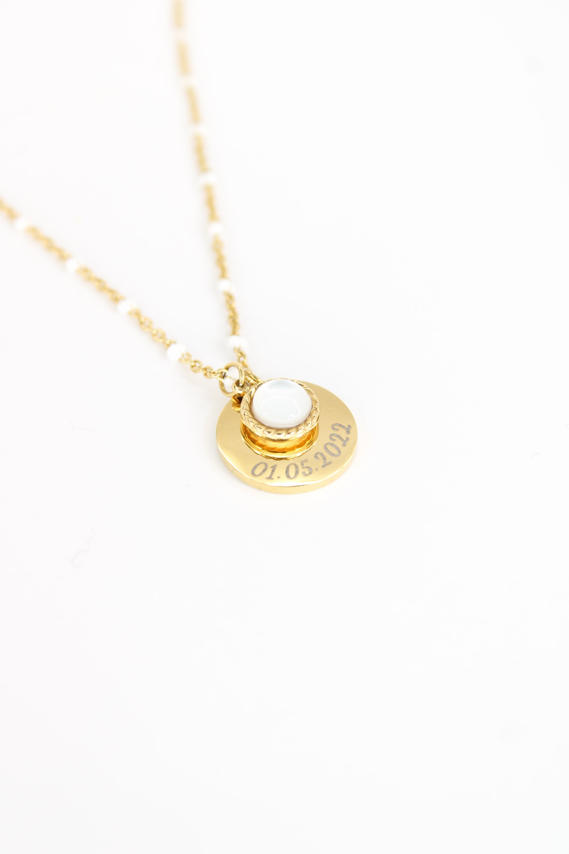 Collier Elya Personnalisé – Médaille Gravée & Pierre Blanche – Acier Inoxydable Doré