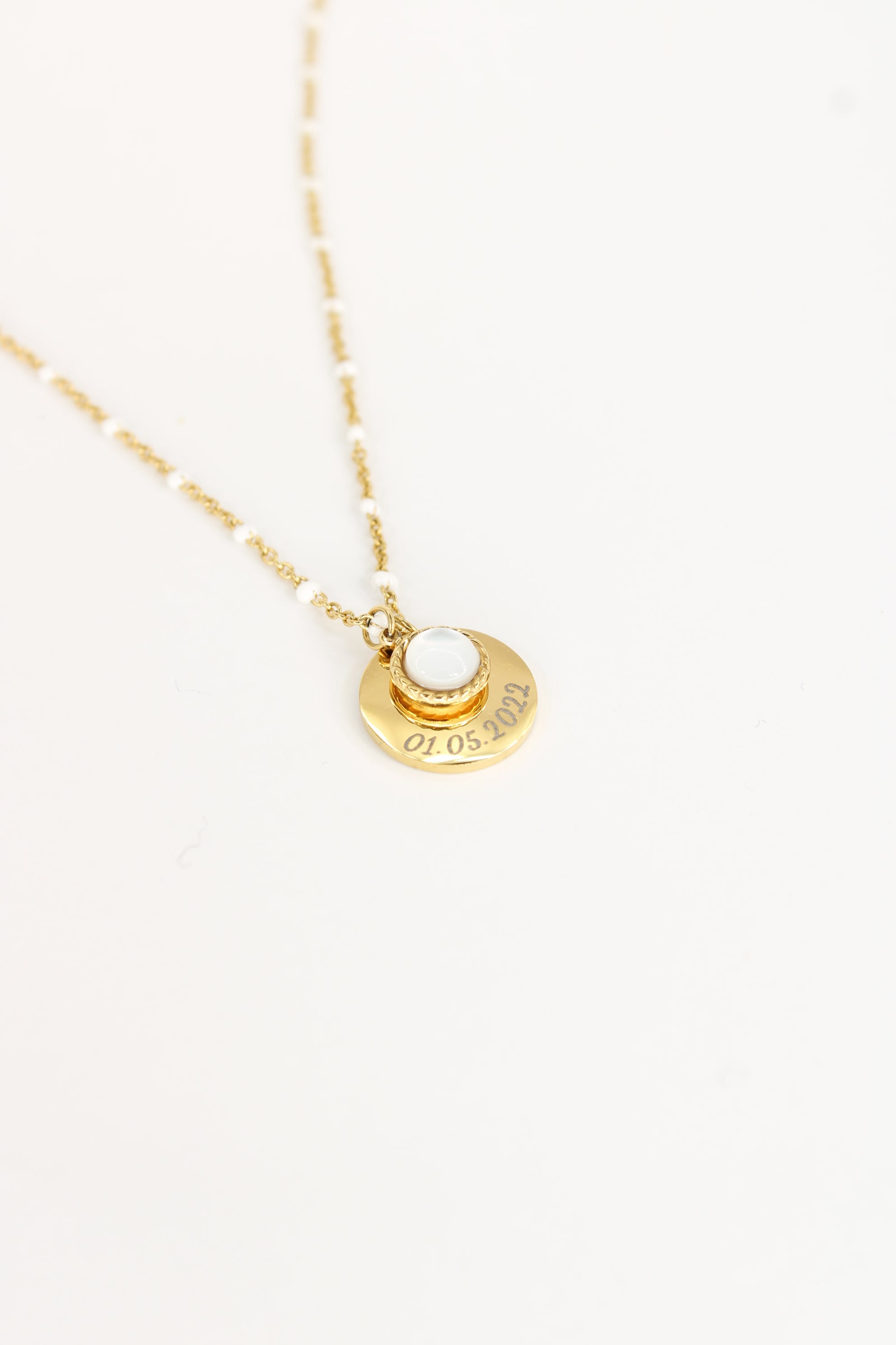 Collier Elya Personnalisé – Médaille Gravée & Pierre Blanche – Acier Inoxydable Doré