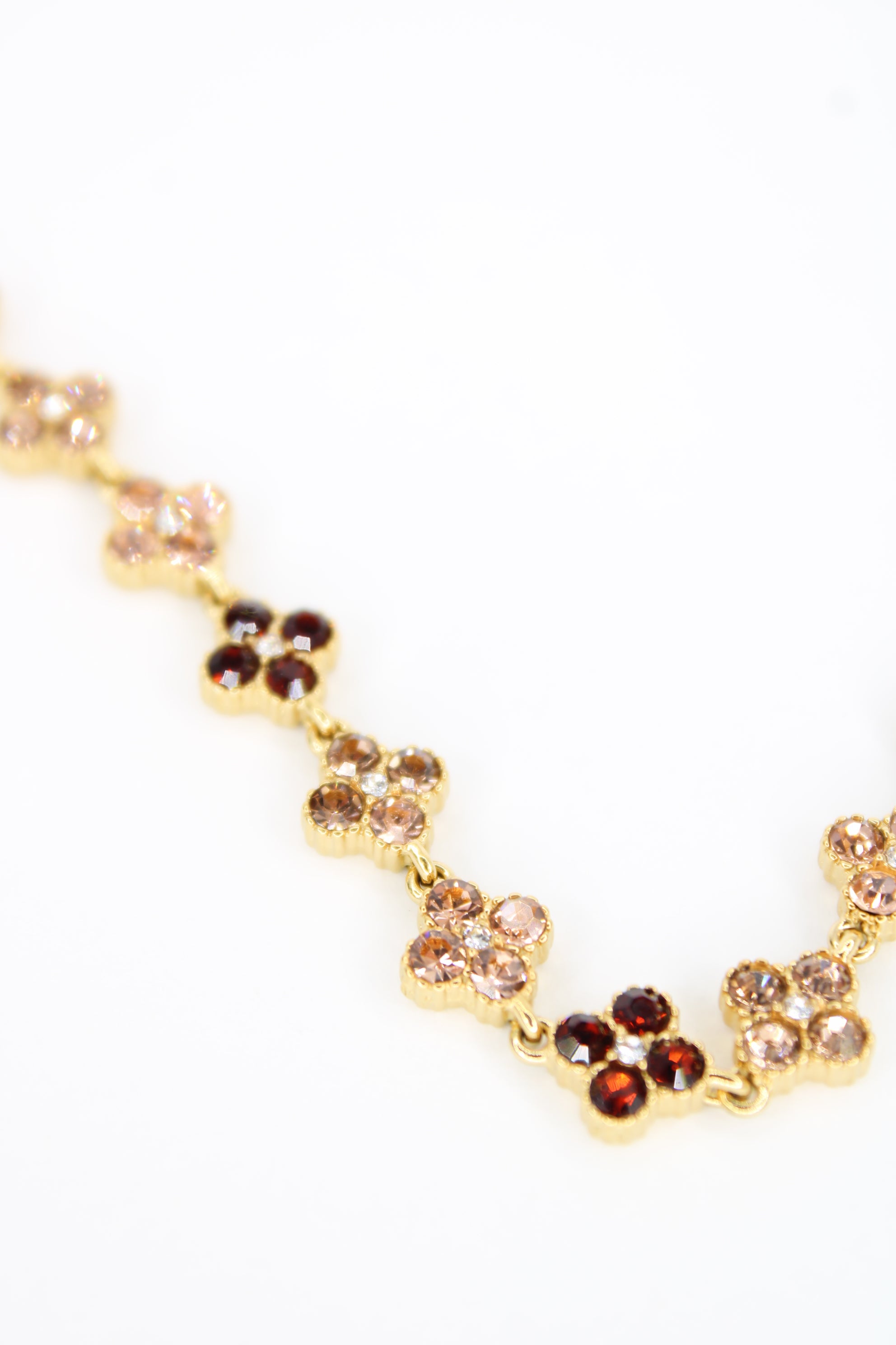 Collier Tessa – Fleurs Dorées & Strass Marron en Acier Inoxydable | Bijou Femme Chic & Lumineux