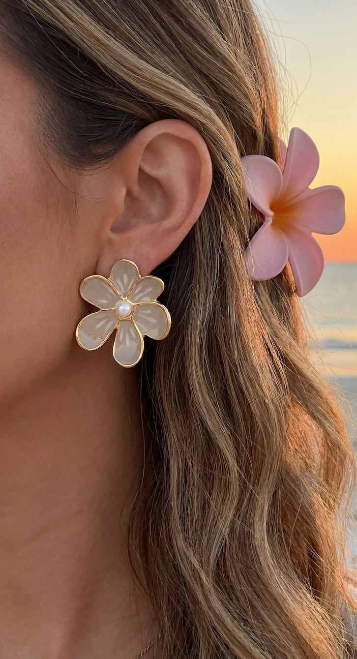 Boucles d’Oreilles Celestia – Fleur Beige en Acier Inoxydable, Bijou Femme Chic & Lumineux