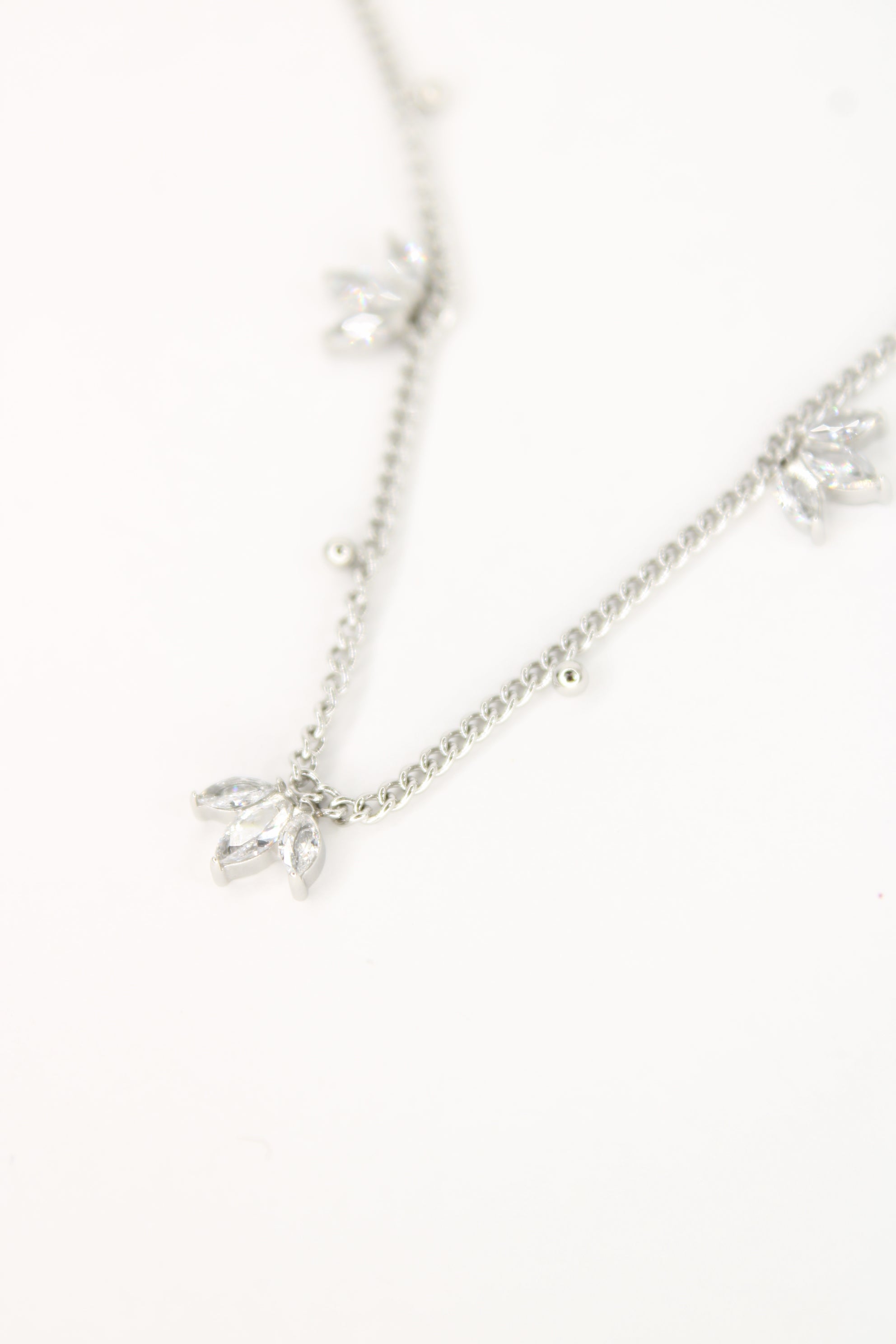 Collier Linéa – Collier Feuilles Scintillantes Femme en Acier Inoxydable