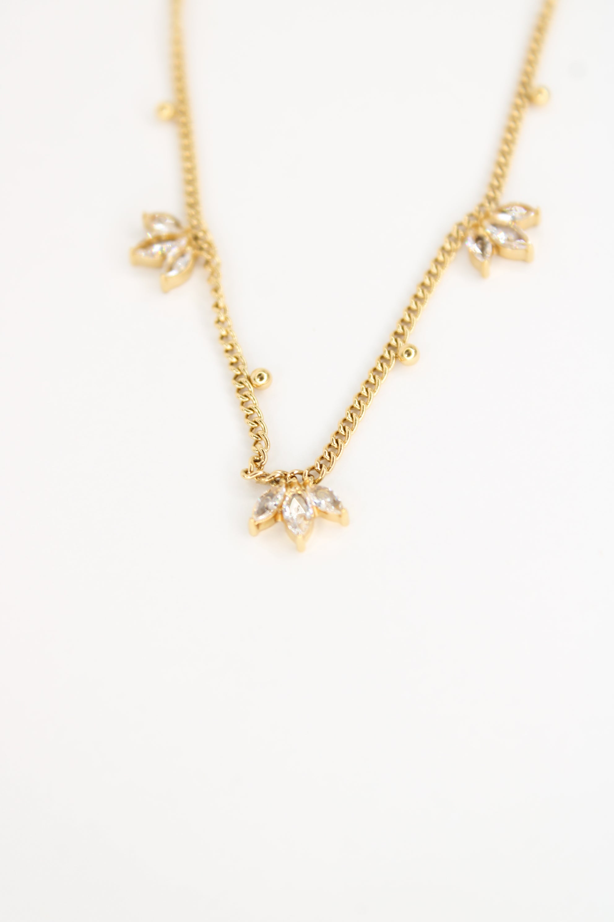 Collier Linéa – Collier Feuilles Scintillantes Femme en Acier Inoxydable