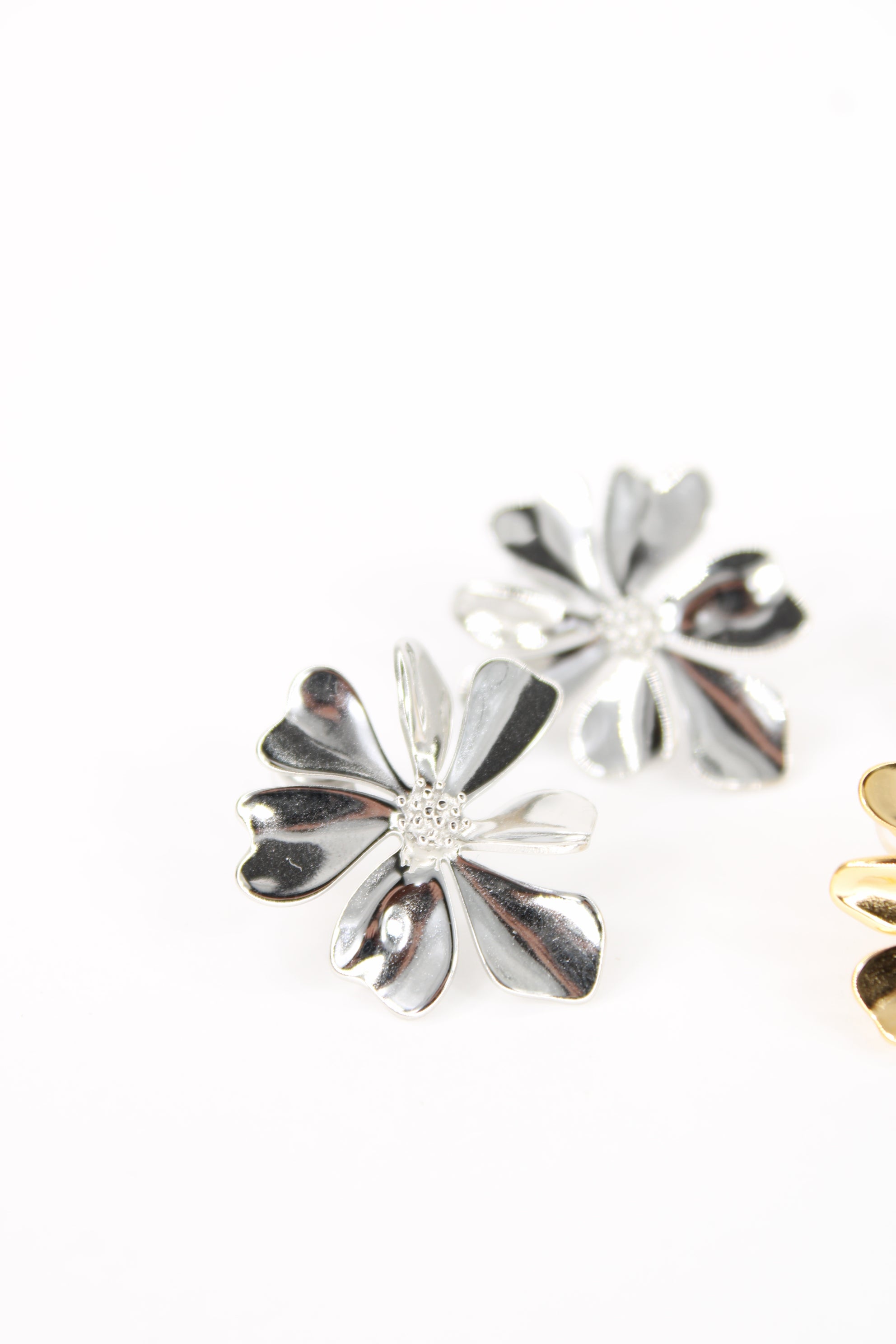 Boucles d’oreilles Isadora – Fleurs Élégantes en Acier Inoxydable