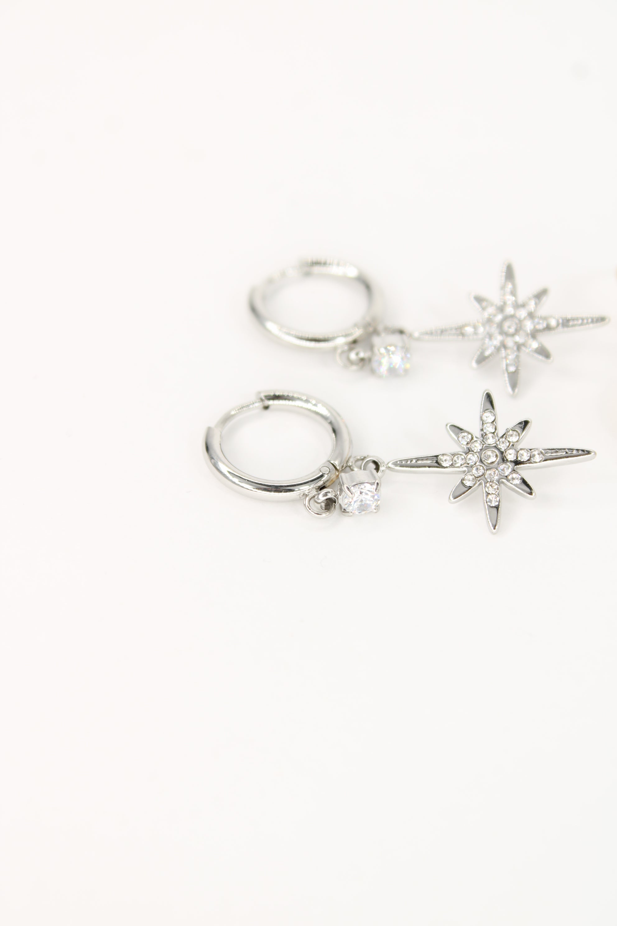 Boucles d’oreilles Lunella – Créoles Étoile Scintillante en Acier Inoxydable