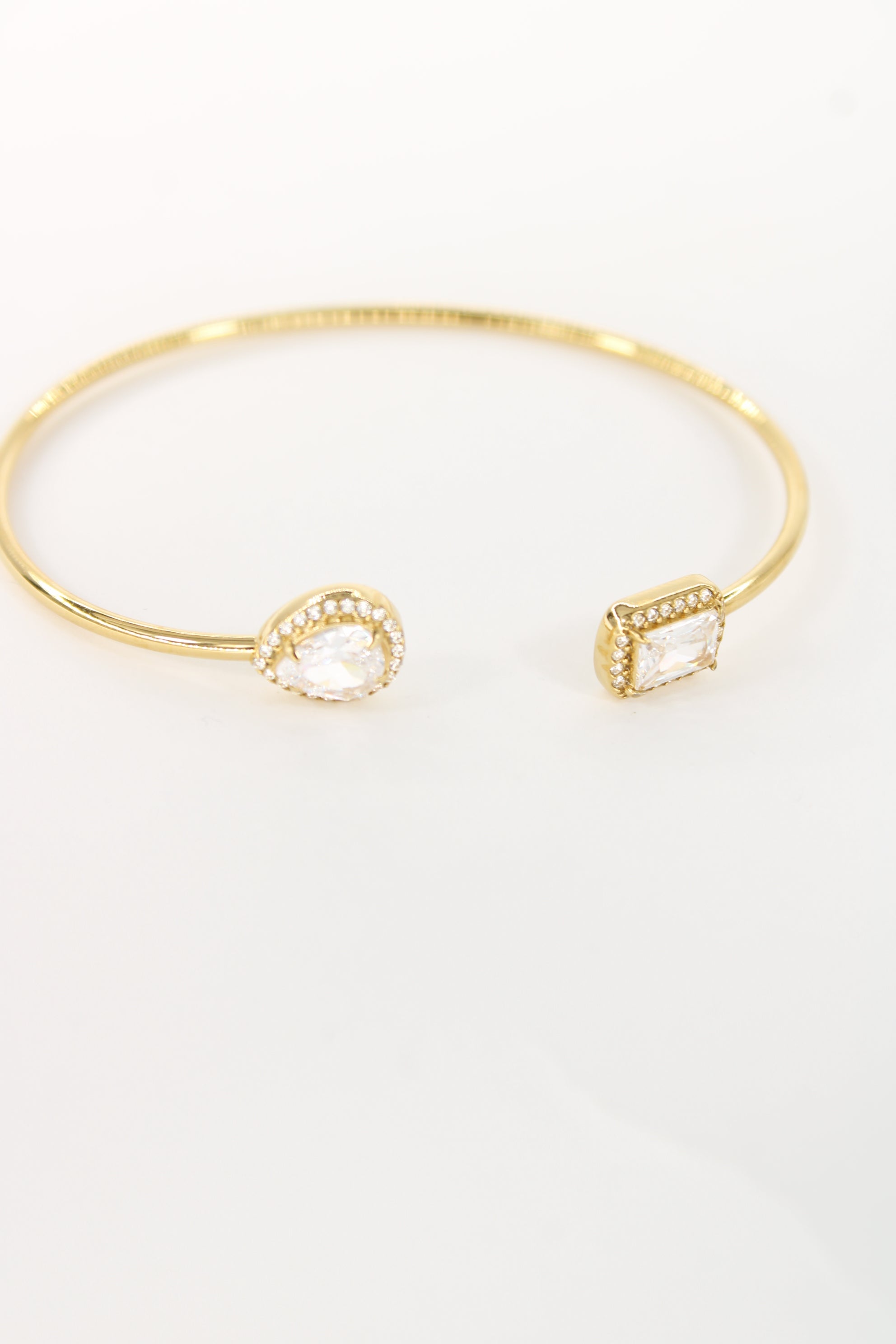 Bracelet jonc Lina doré — Jonc ouvert à pierres serties élégantes
