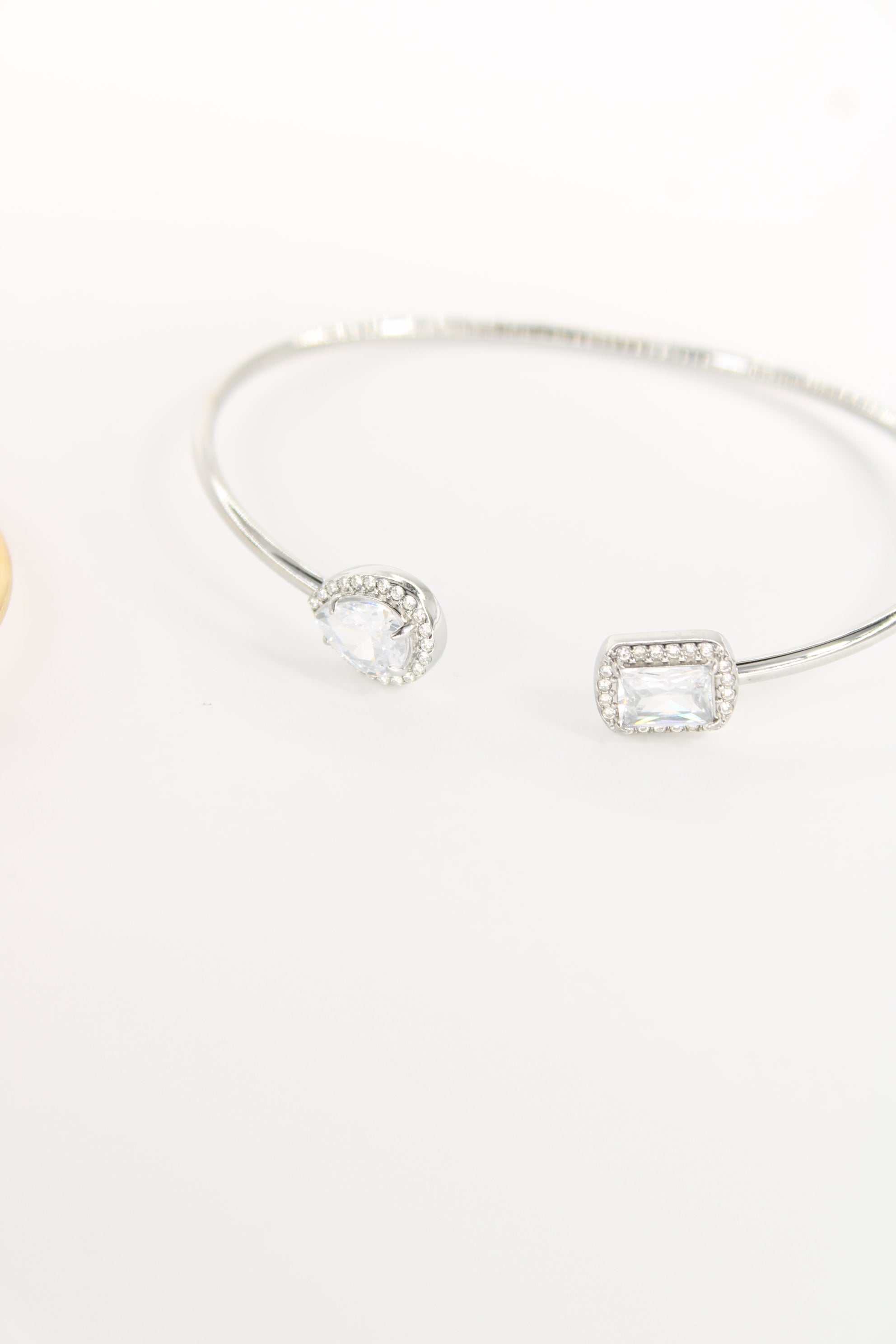 Bracelet jonc Lina doré — Jonc ouvert à pierres serties élégantes