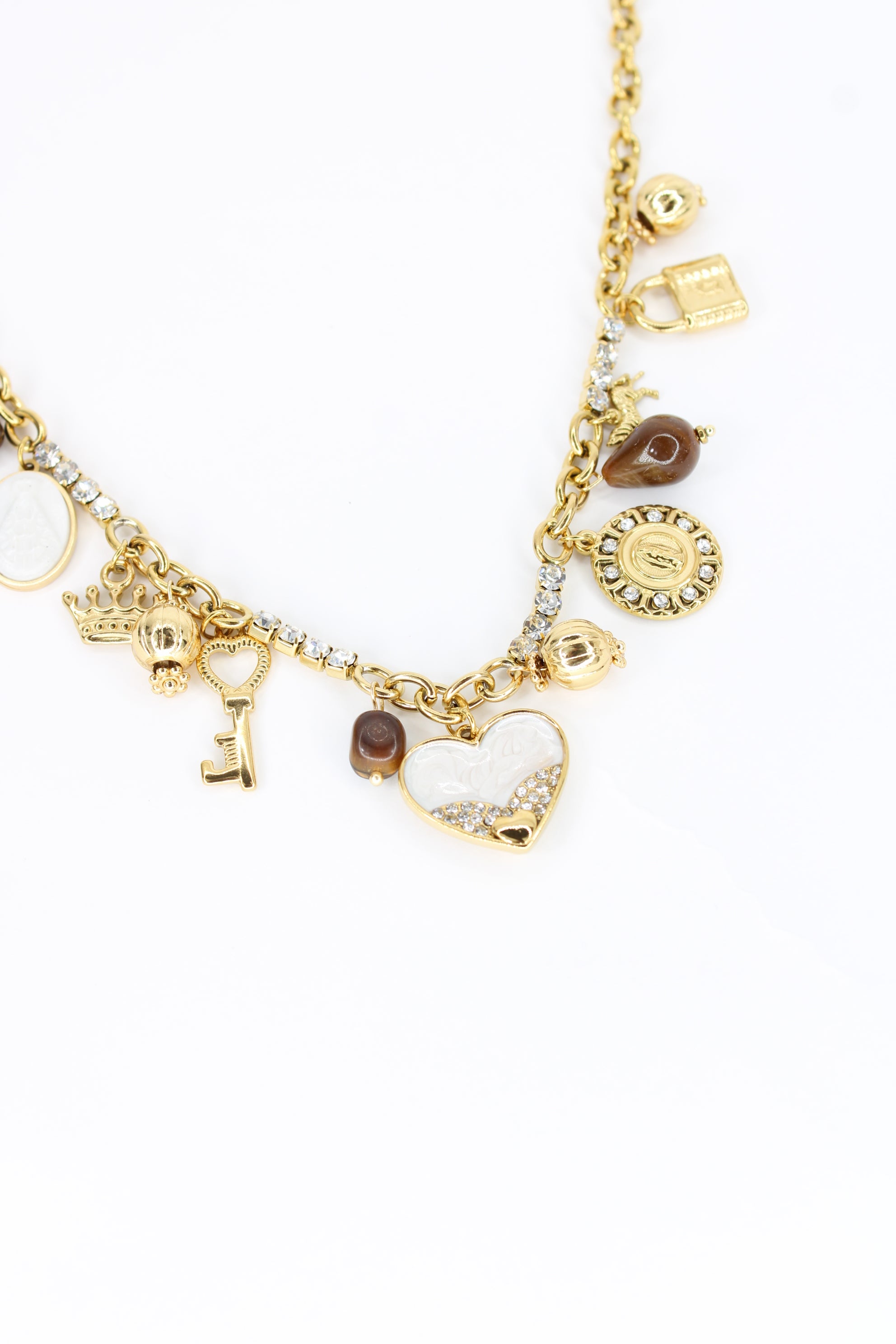 Collier Divina à Breloques Dorées & Cœur Nacré – Bijou Femme Chic & Lumineux