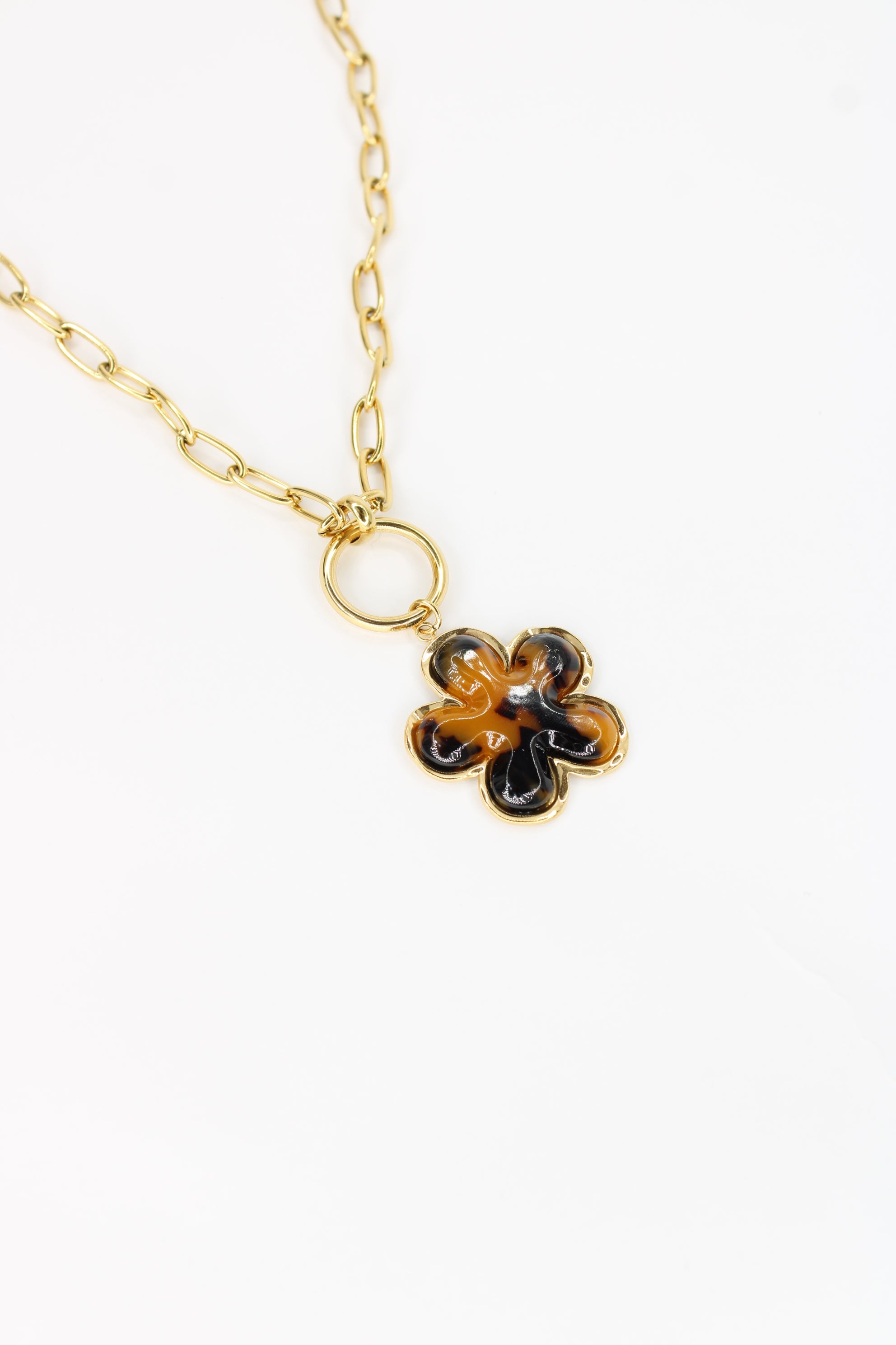 Collier Rosea – Fleur en Résine Marron & Chaîne Dorée en Acier Inoxydable, Bijou Femme Chic