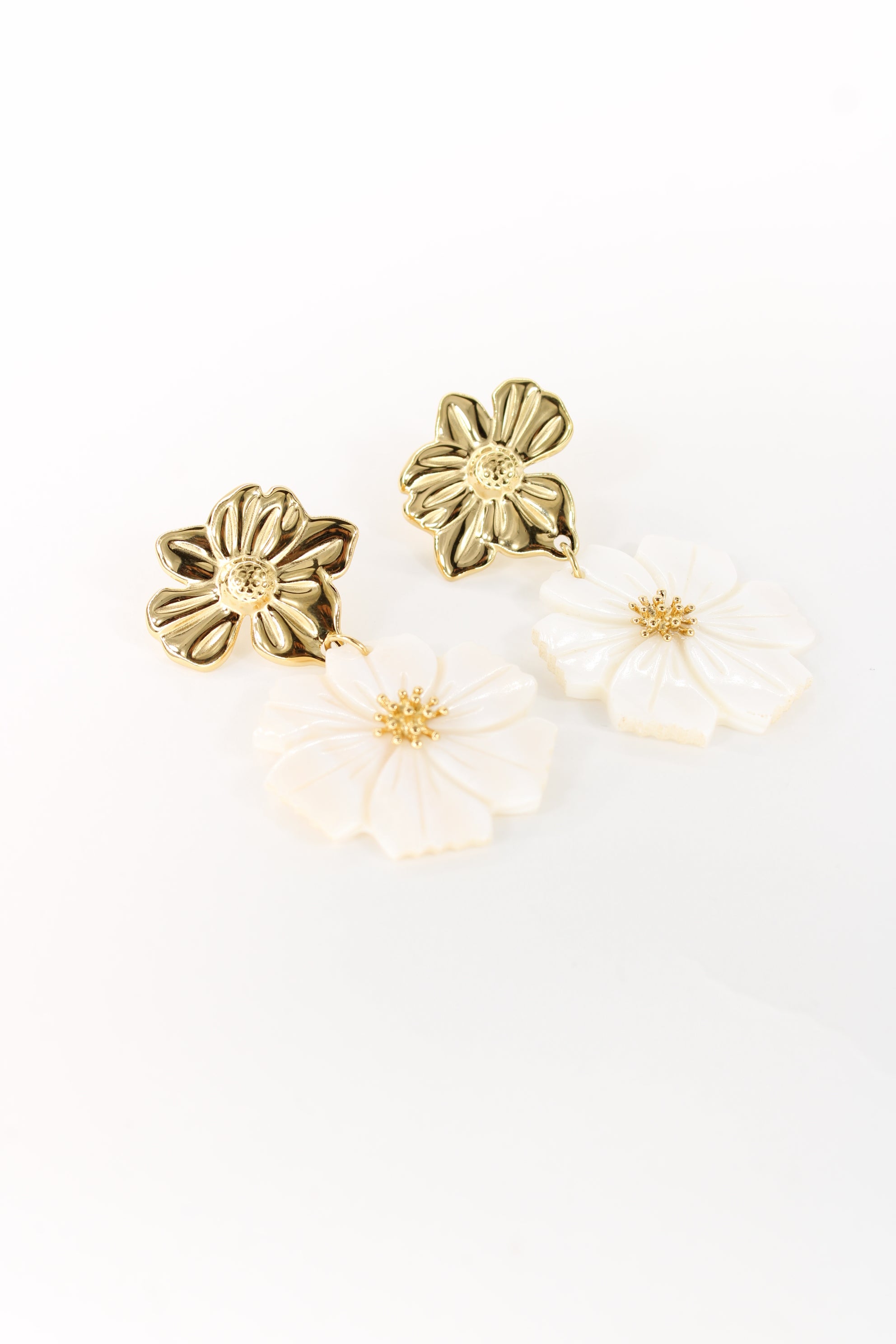 Boucles Aura dorées — Fleurs nacre élégantes & lumineuses