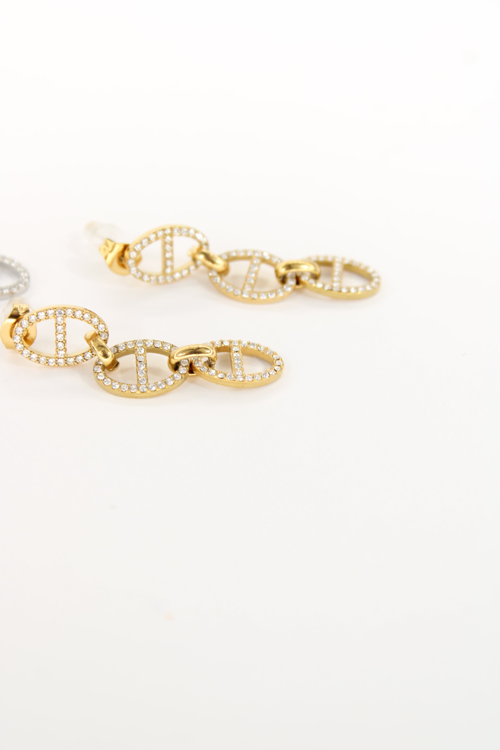 Boucles d’oreilles Elina dorées — Pendantes ovales scintillantes