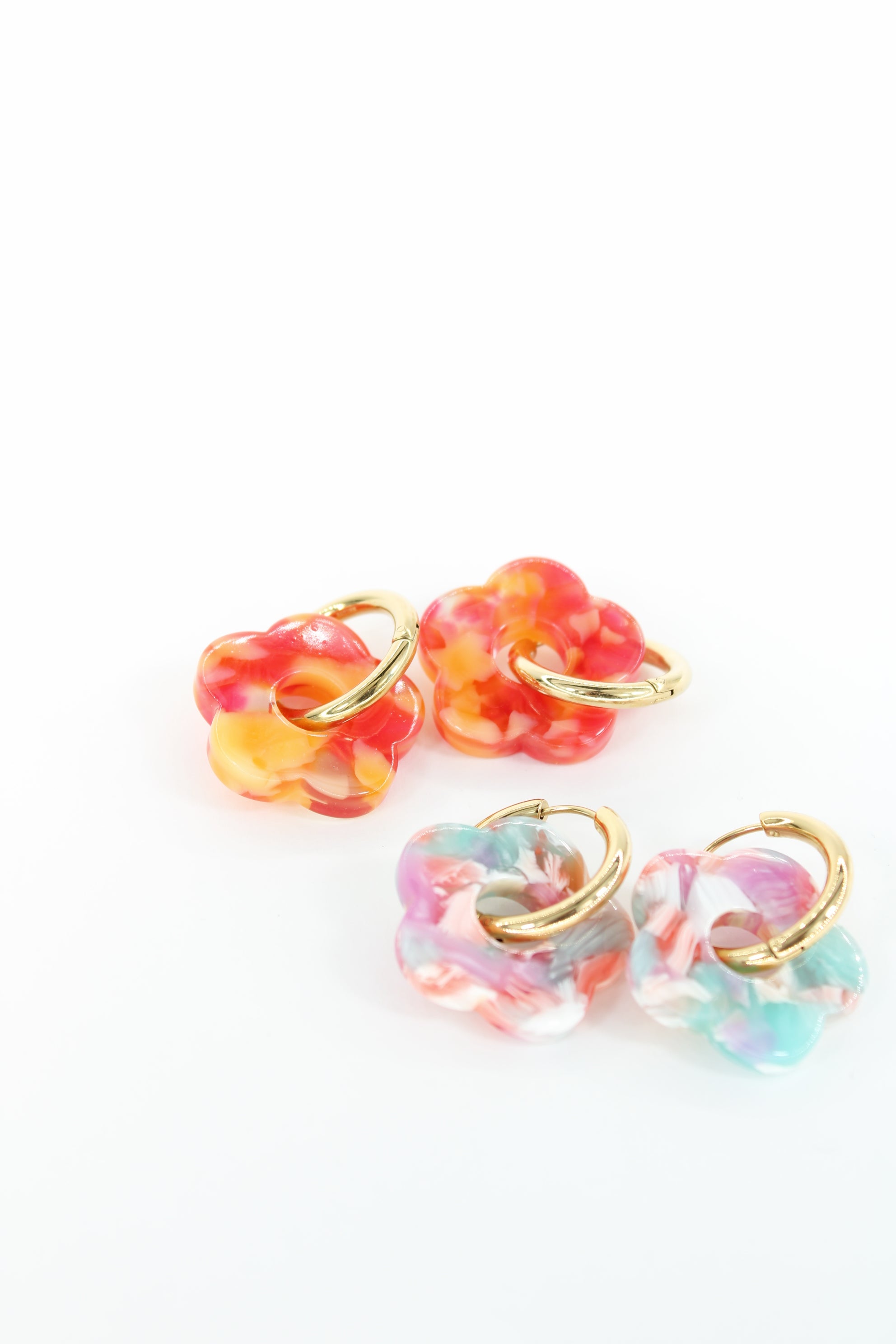 🌺 Boucles d’Oreilles Matilda – Fleurs Colorées & Créoles Dorées