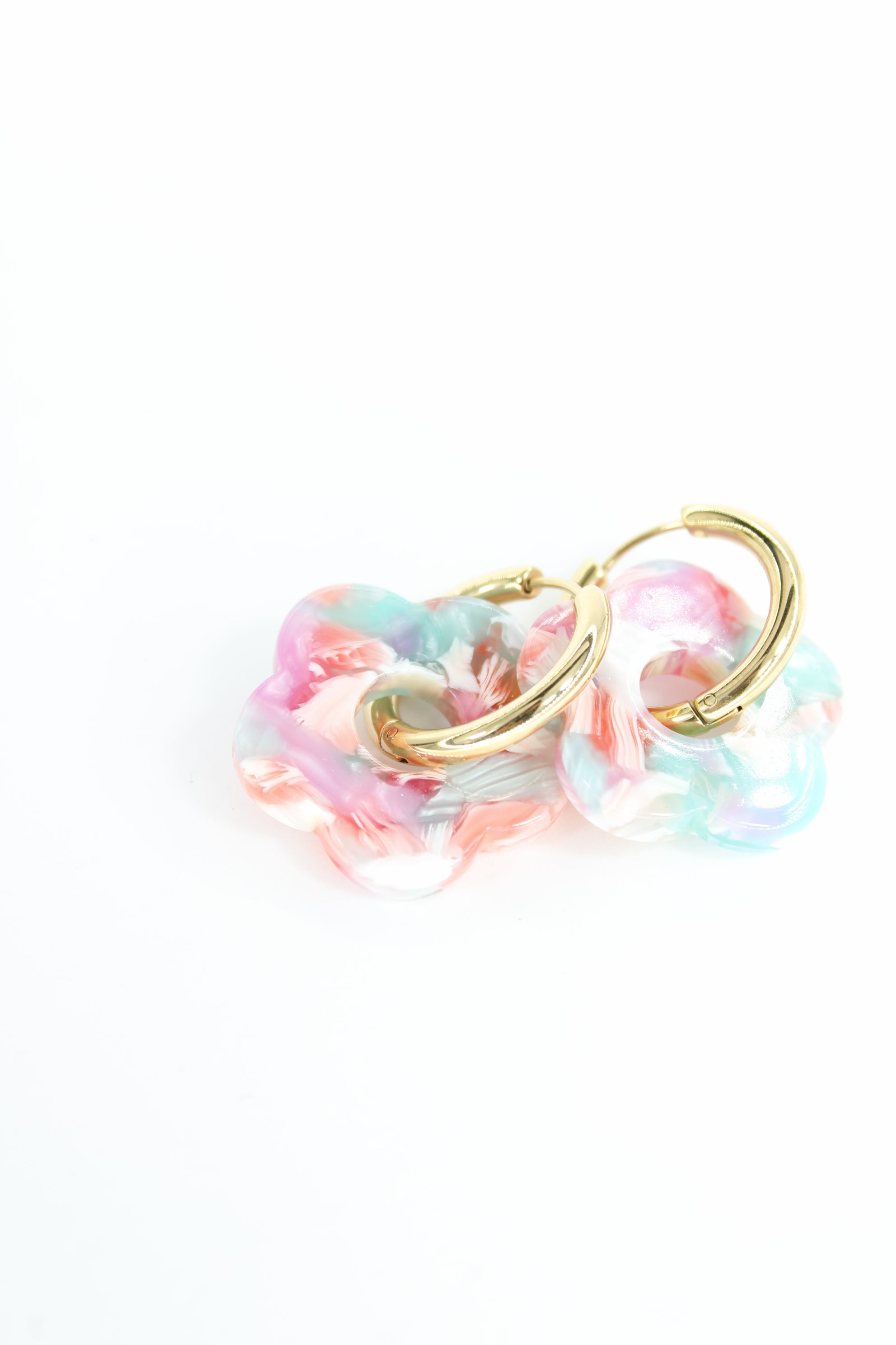 🌺 Boucles d’Oreilles Matilda – Fleurs Colorées & Créoles Dorées