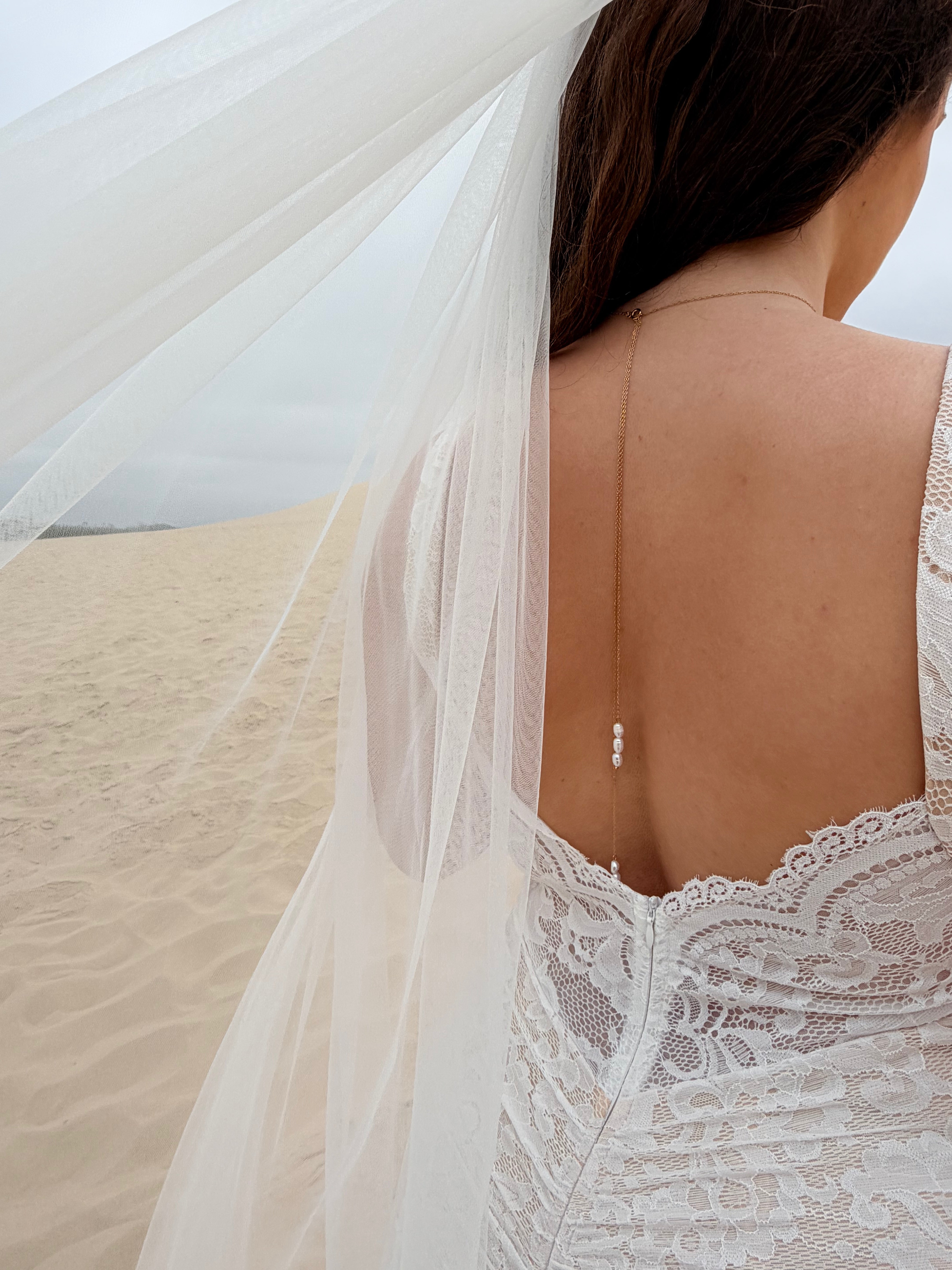 ✨ Chaîne de dos Perlina – Élégance perlée & dos sublimé