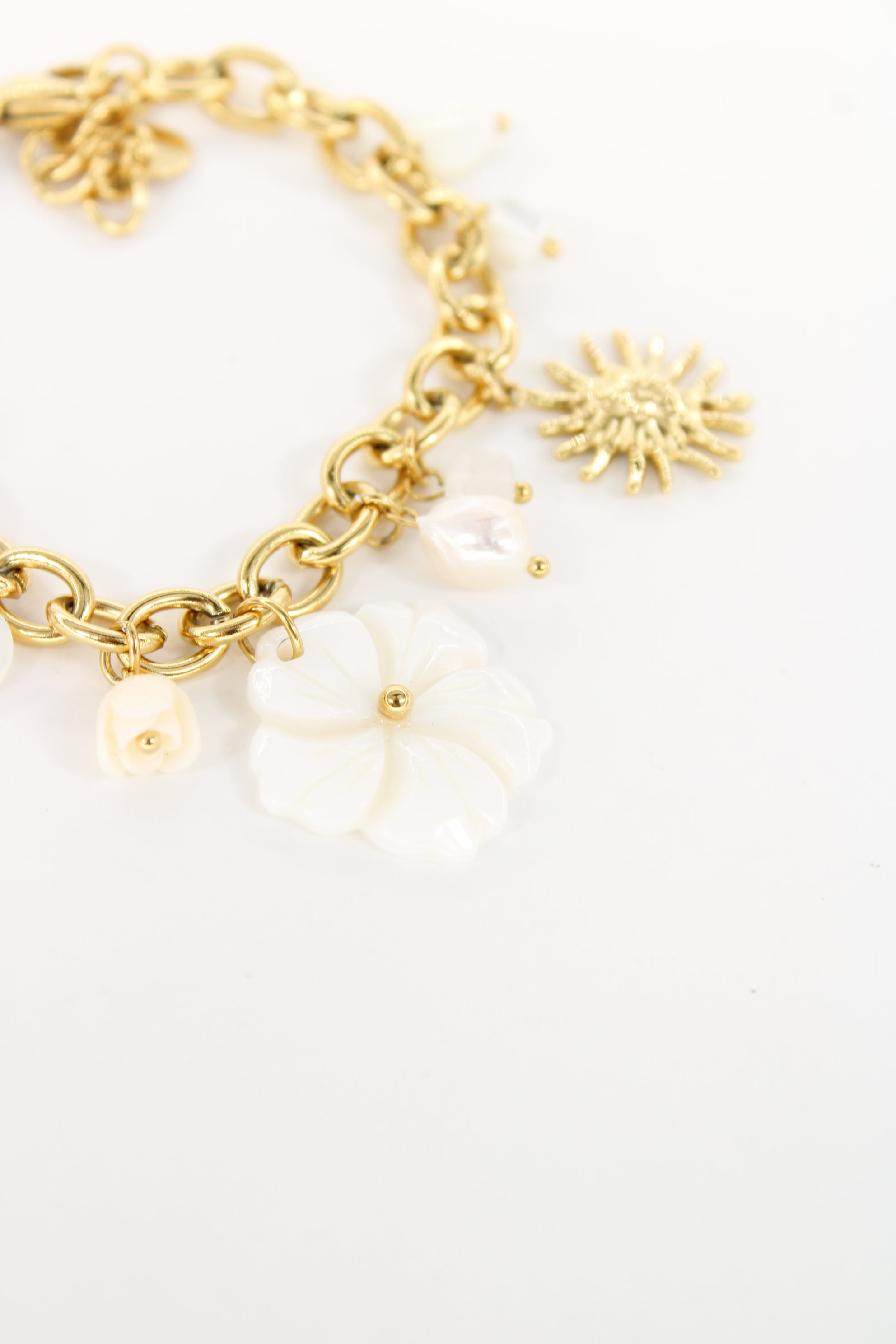 🌸 Bracelet Soléa – Chaîne Dorée & Fleur Nacrée