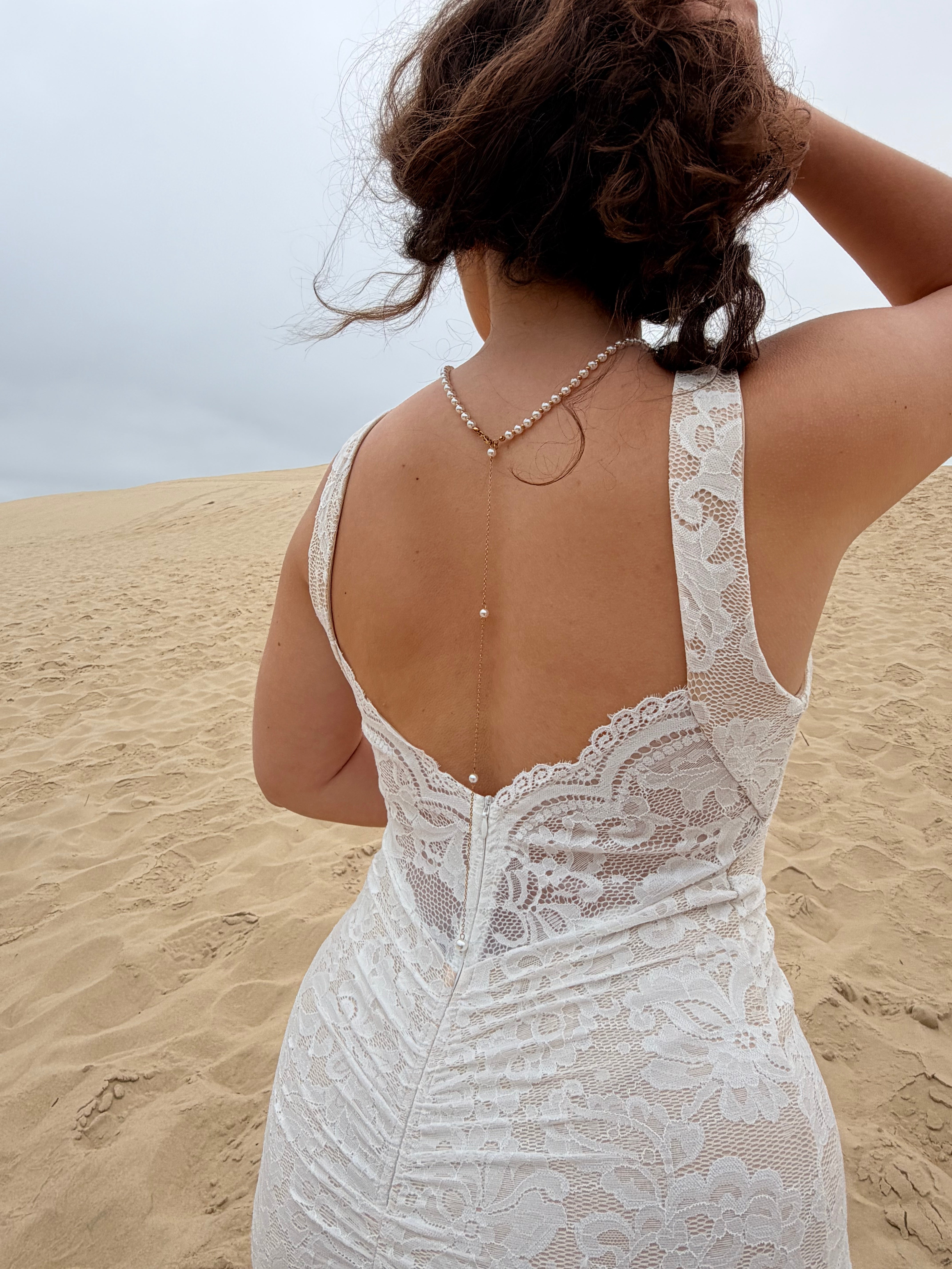 ✨ Chaîne de dos Lou – Élégance perlée & sensualité raffinée