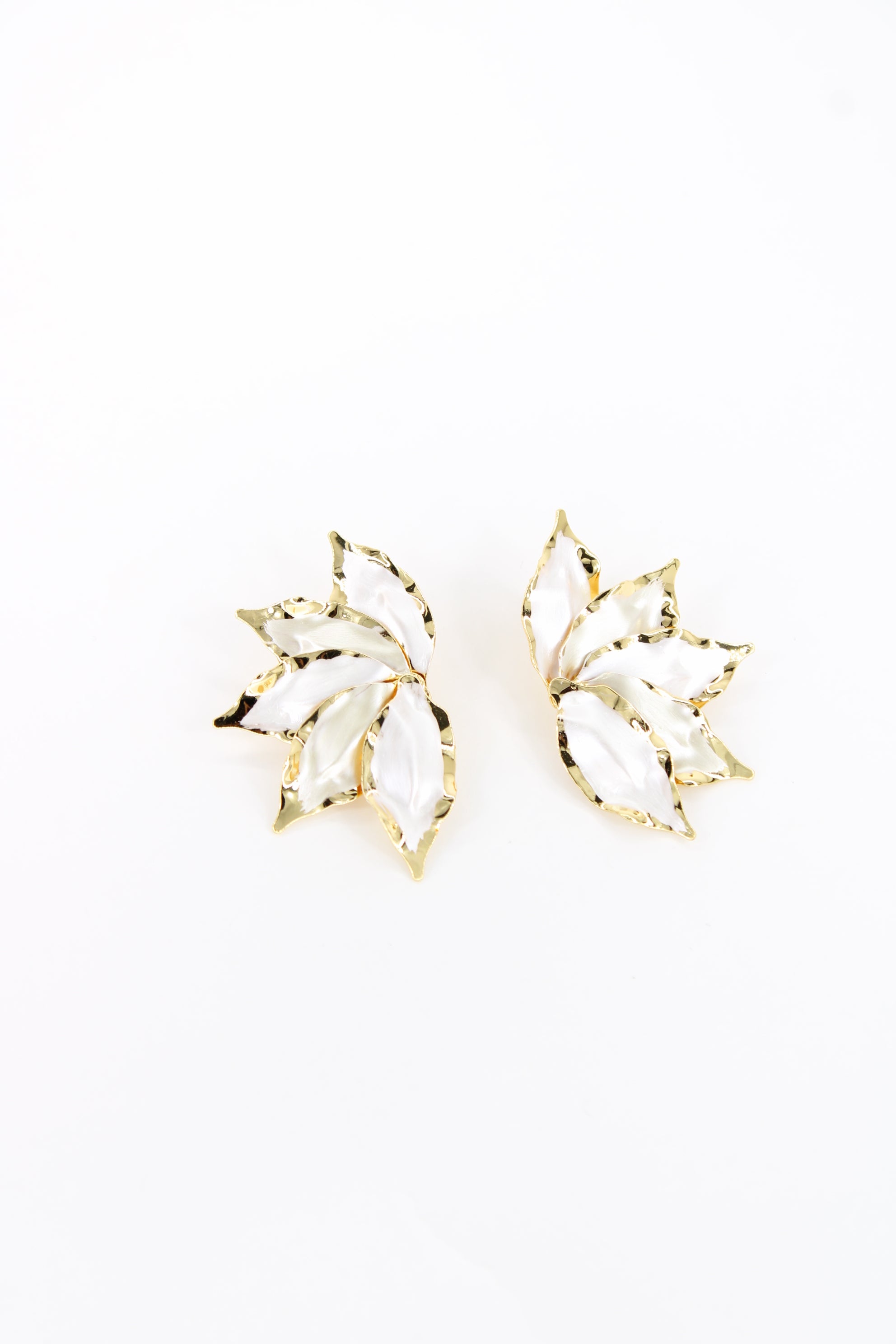 🌸 Boucles Floréa – Boucles d’Oreilles Fleur Nacrée Dorée