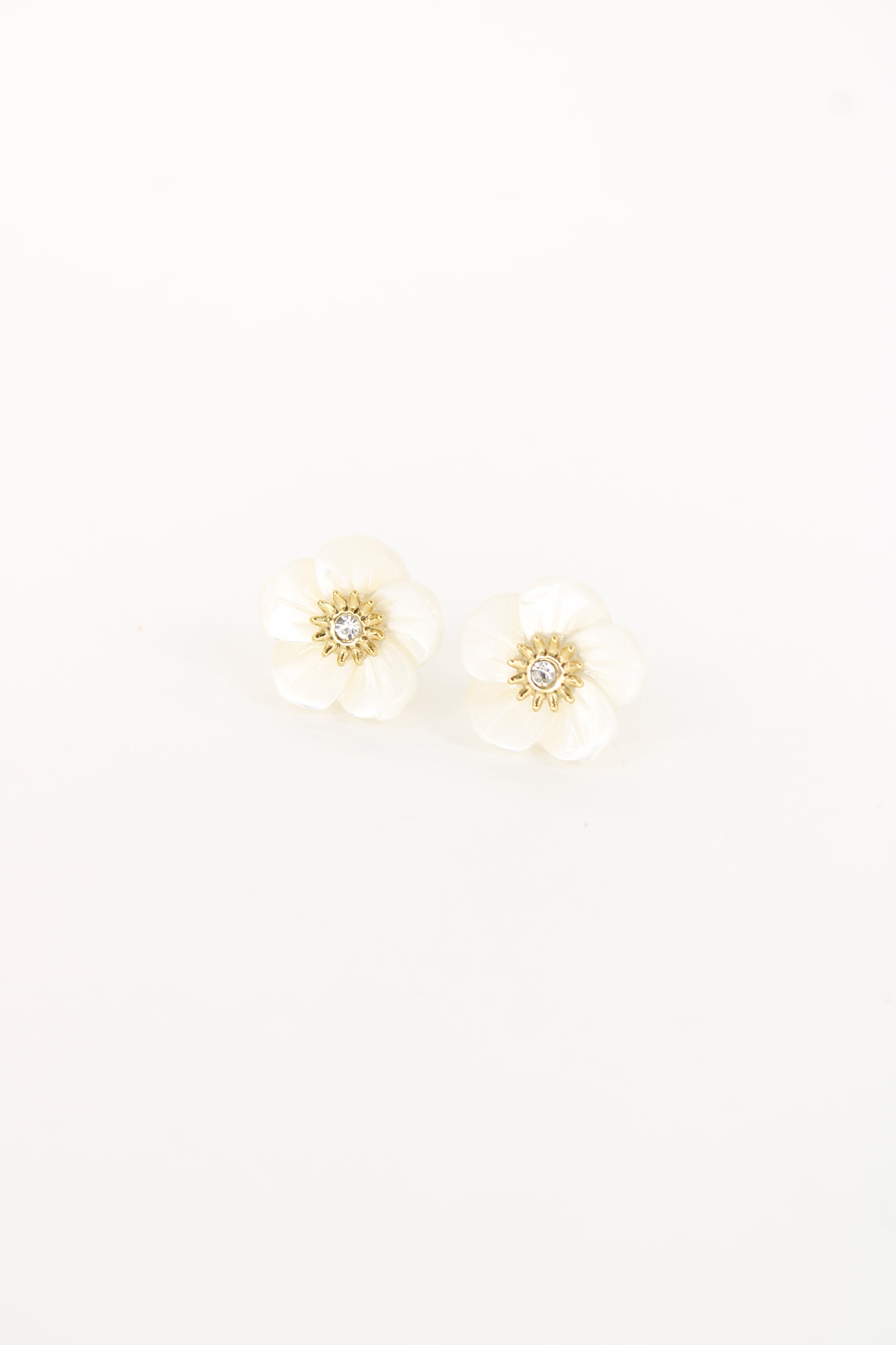 🌸 Boucles Lizie – Boucles d’Oreilles Fleur en Nacre Dorée
