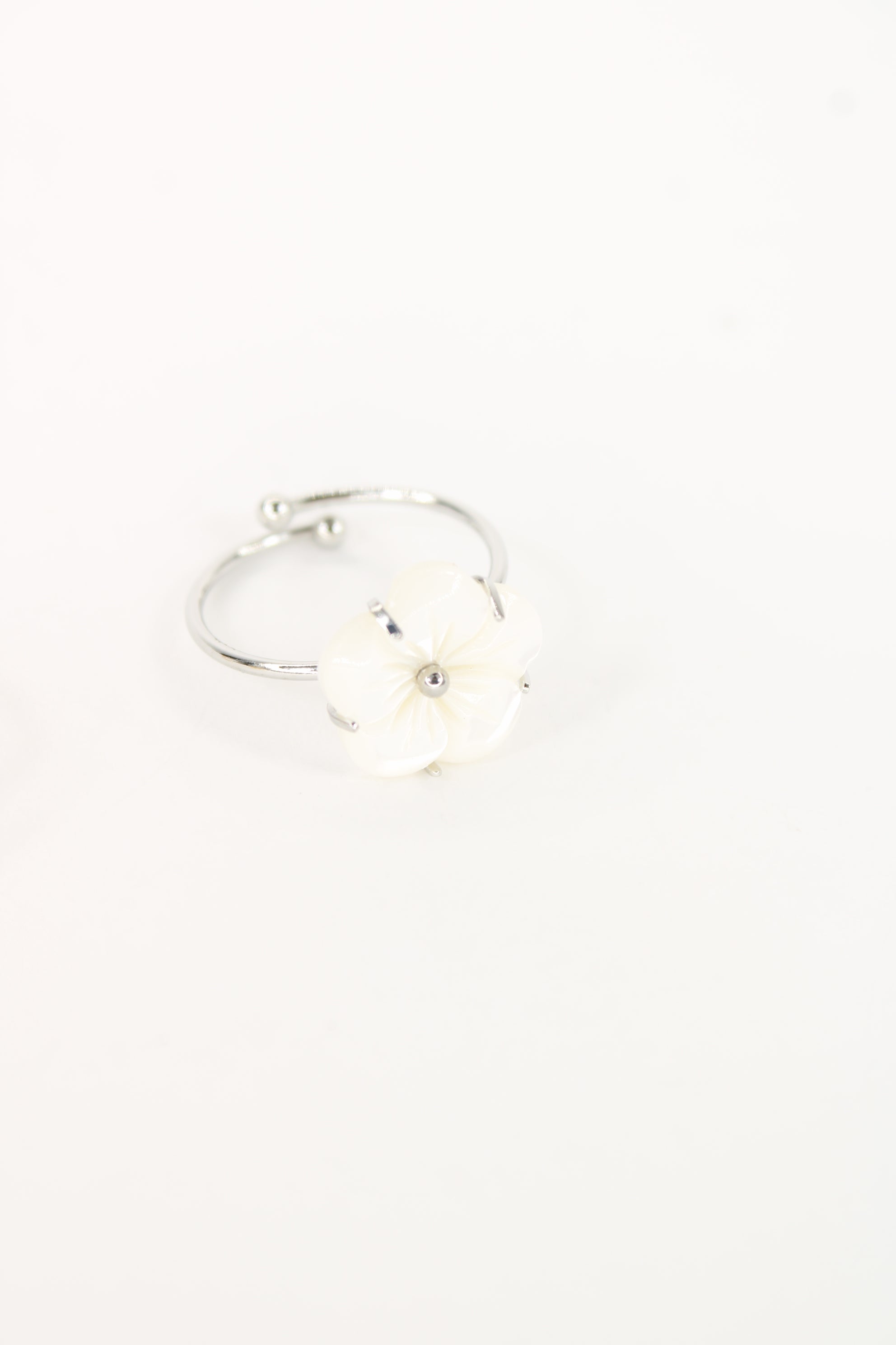 🌸 Bague Ness – Bague Fleur Nacrée Ajustable