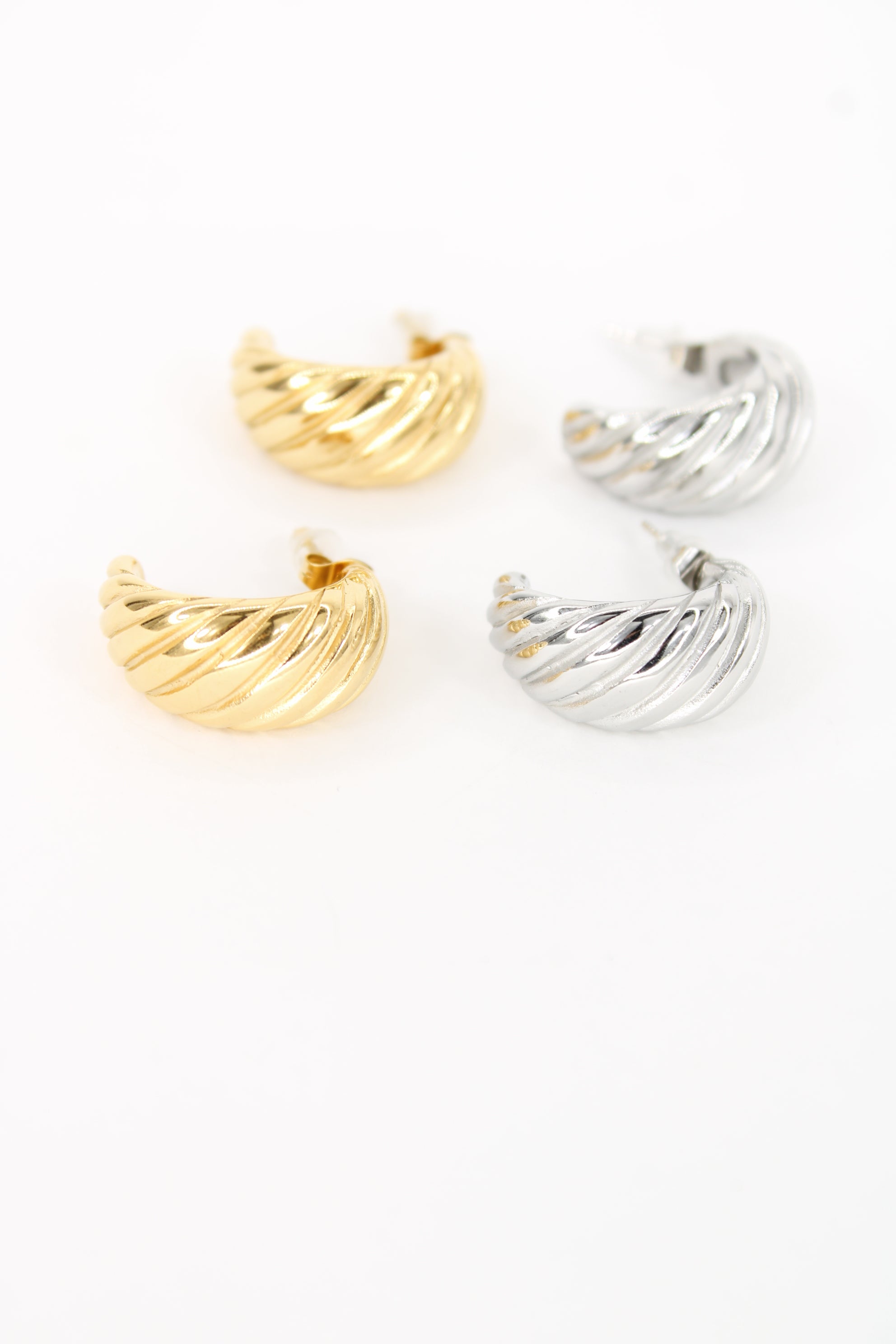 ✨ Boucles d’oreilles Isya – Créoles Sculptées