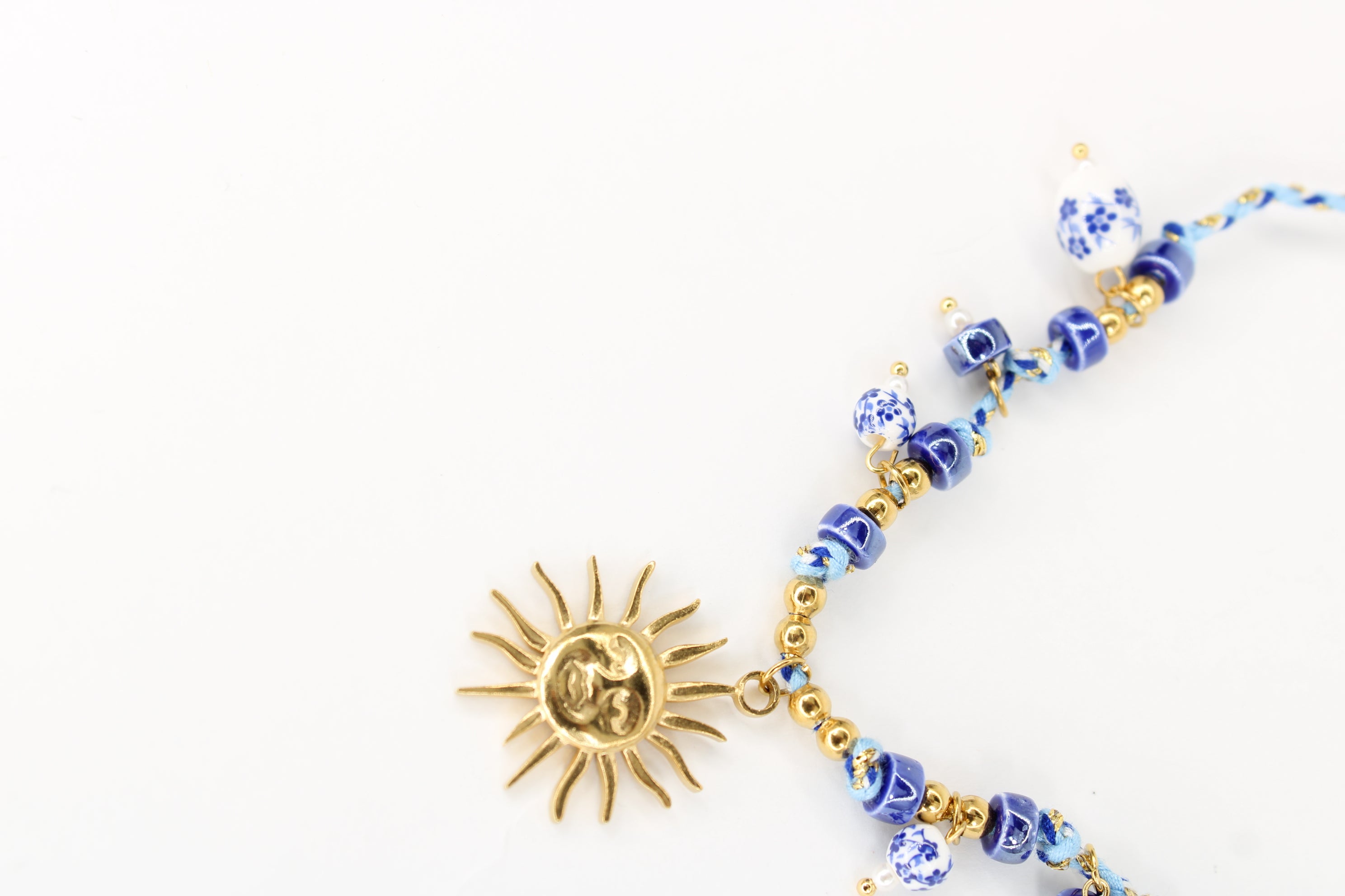 Collier Grease – Soleil doré & perles bleues style porcelaine