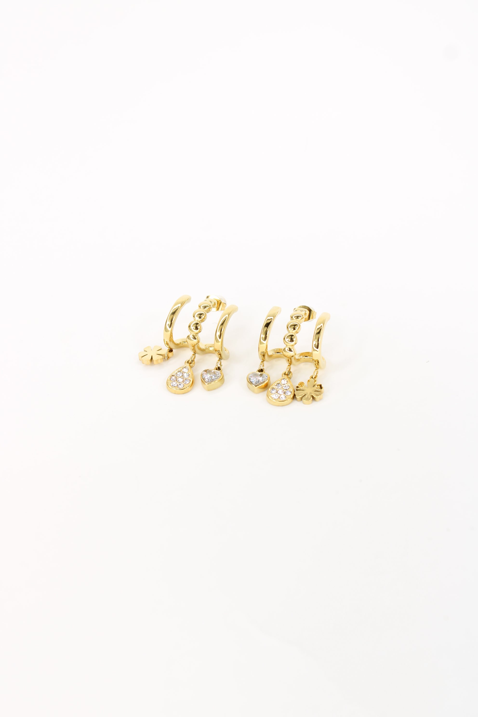 Boucles Amaya – Créoles dorées charms cœur et fleur