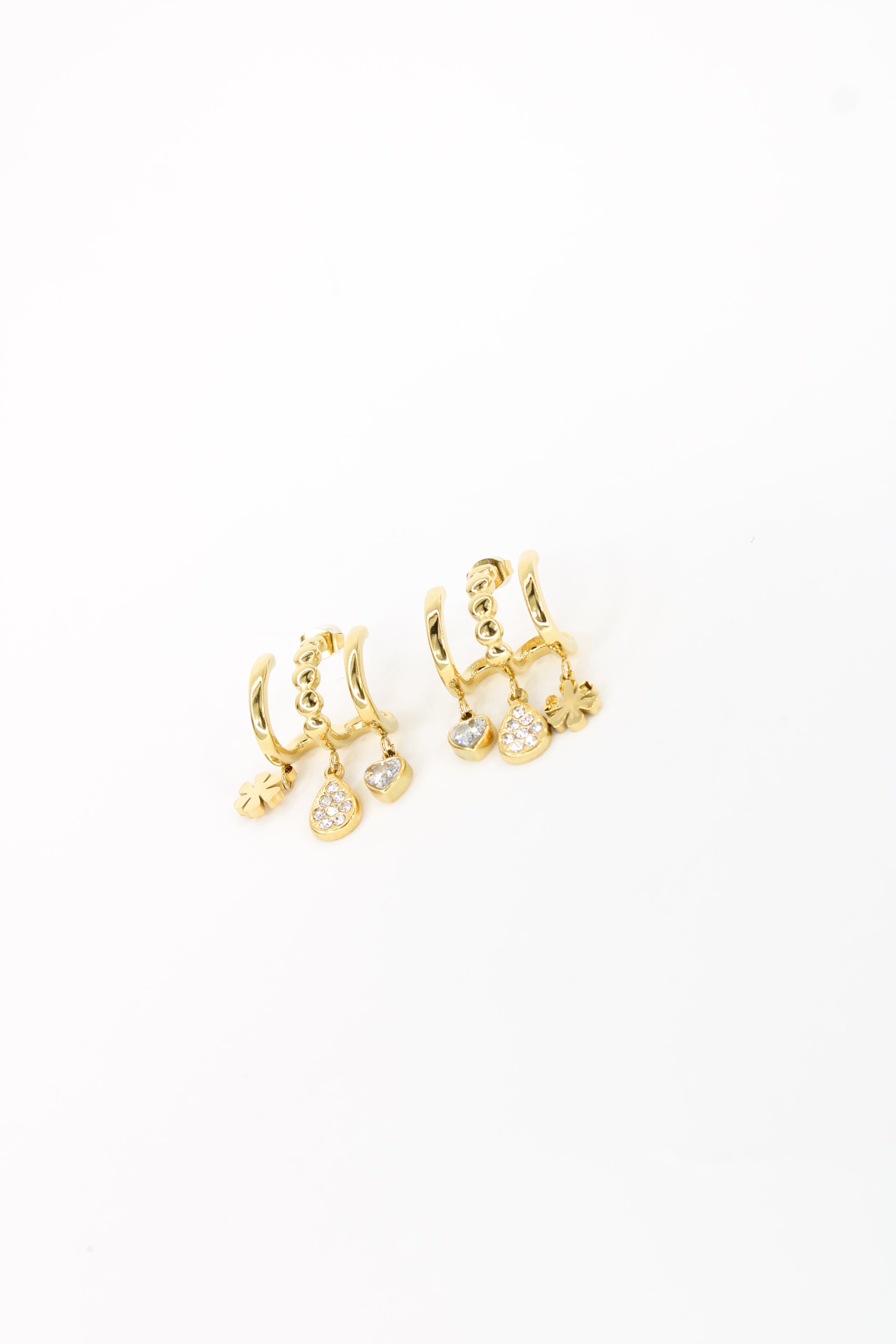 Boucles Amaya – Créoles dorées charms cœur et fleur