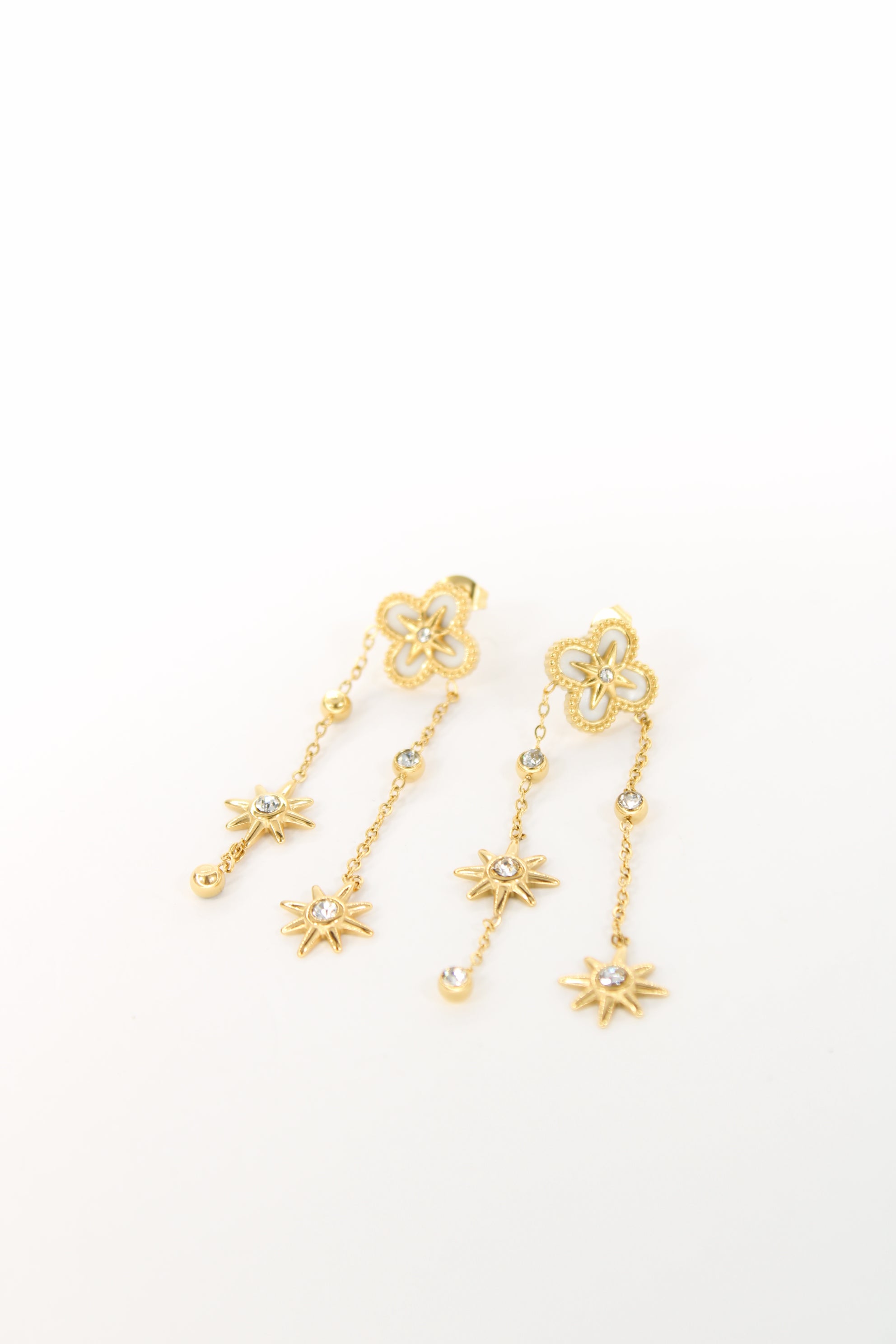 Boucles Nayla – Boucles d’oreilles fleurs et étoiles dorées