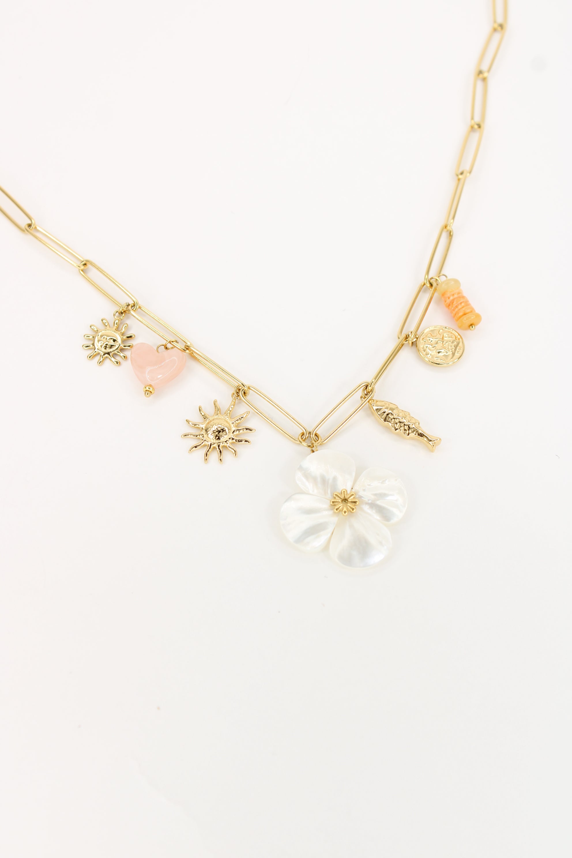 Collier Amalya – Collier charms fleur nacrée et symboles dorés en acier inoxydable