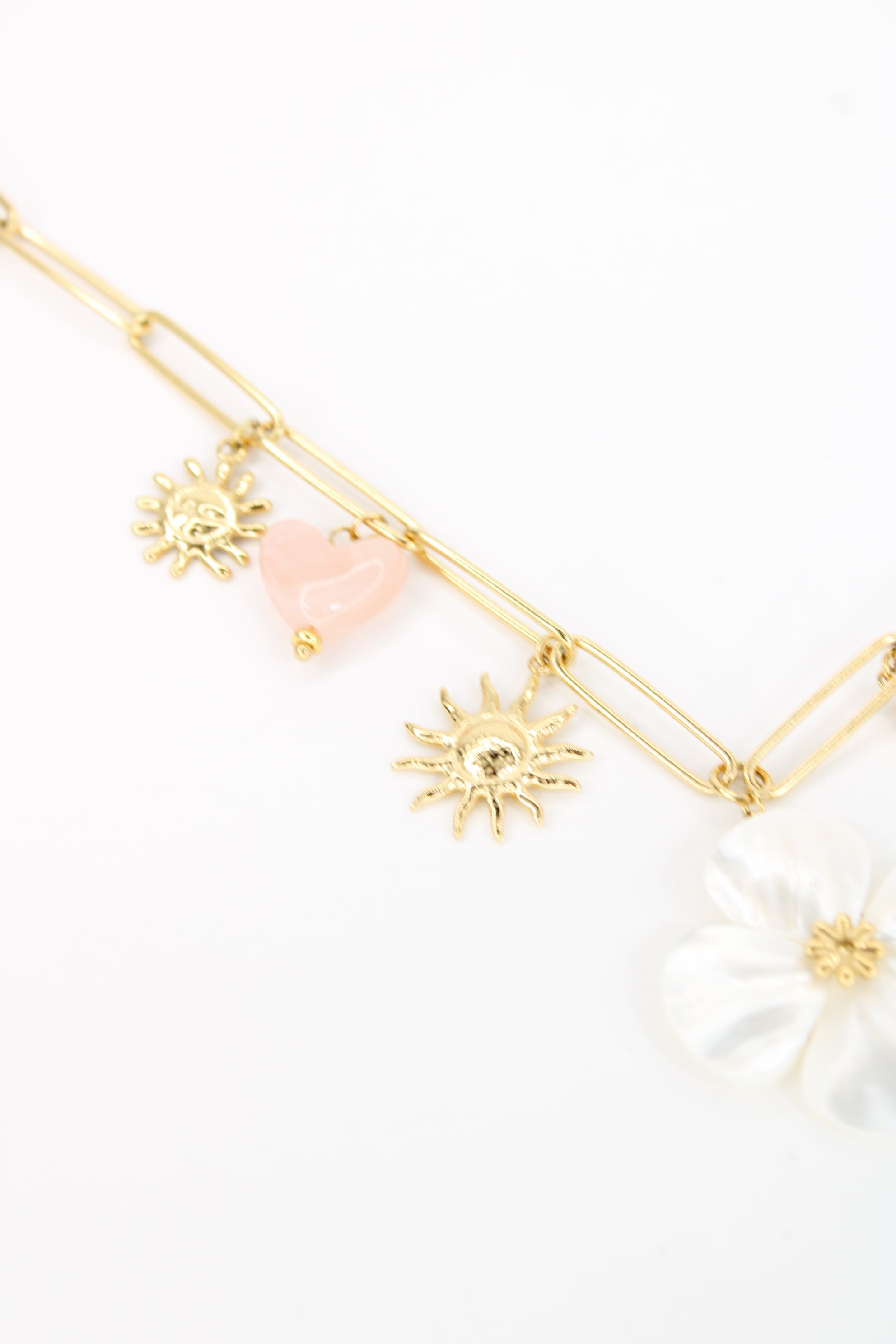 Collier Amalya – Collier charms fleur nacrée et symboles dorés en acier inoxydable