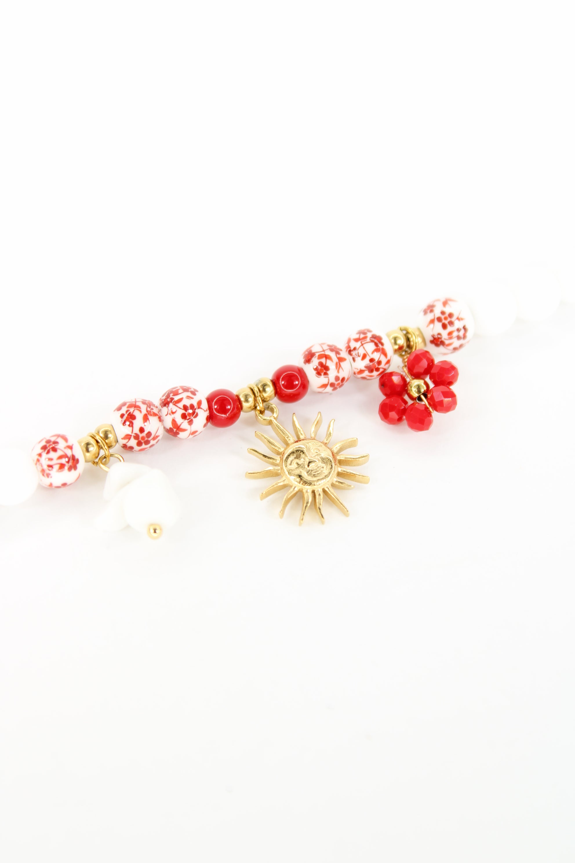 Bracelet Solara – bracelet perles blanches et rouges avec soleil doré en acier inoxydable