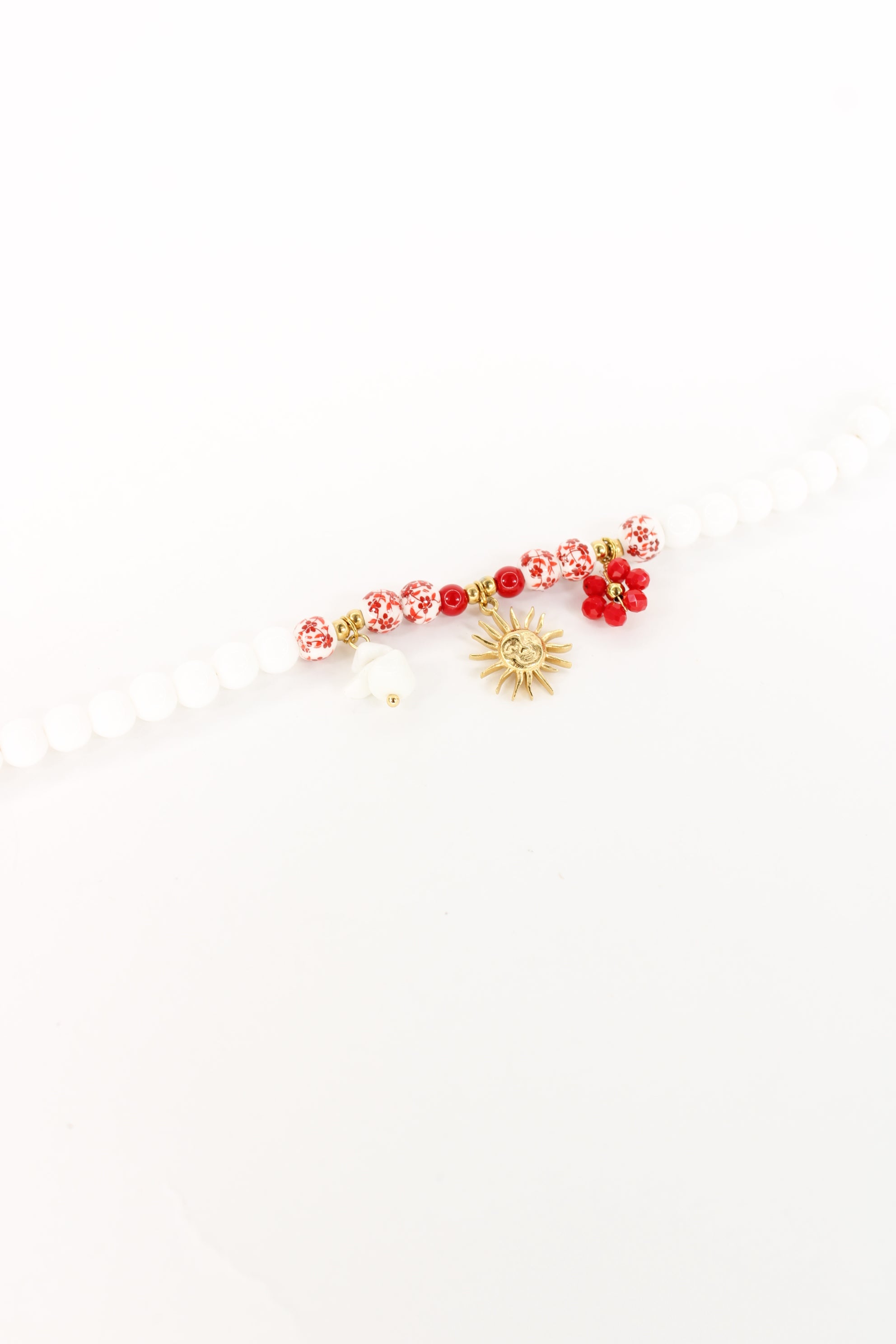 Bracelet Solara – bracelet perles blanches et rouges avec soleil doré en acier inoxydable