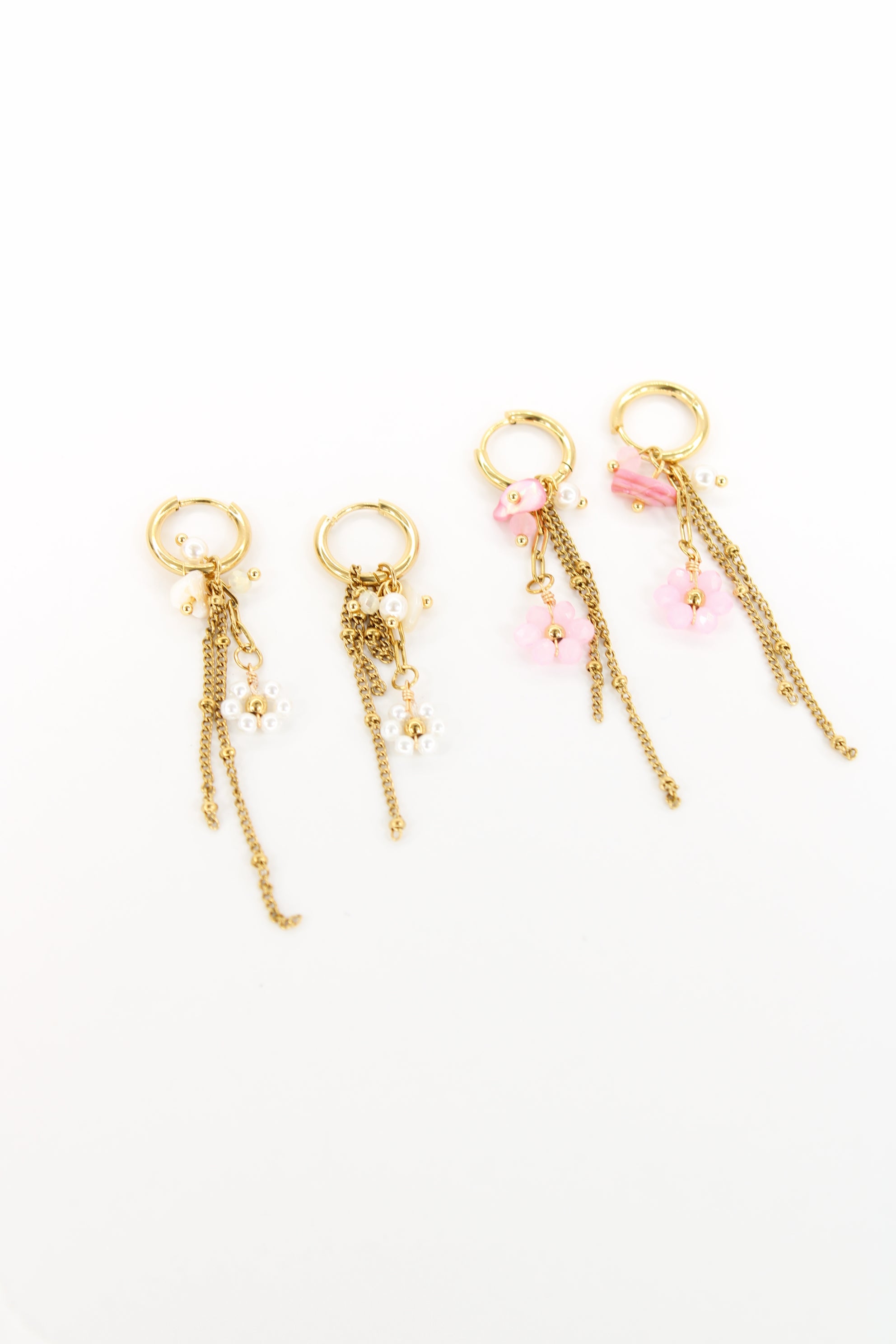 Boucles d’oreilles Flora – Créoles dorées pendantes avec perles et fleurs en acier inoxydable