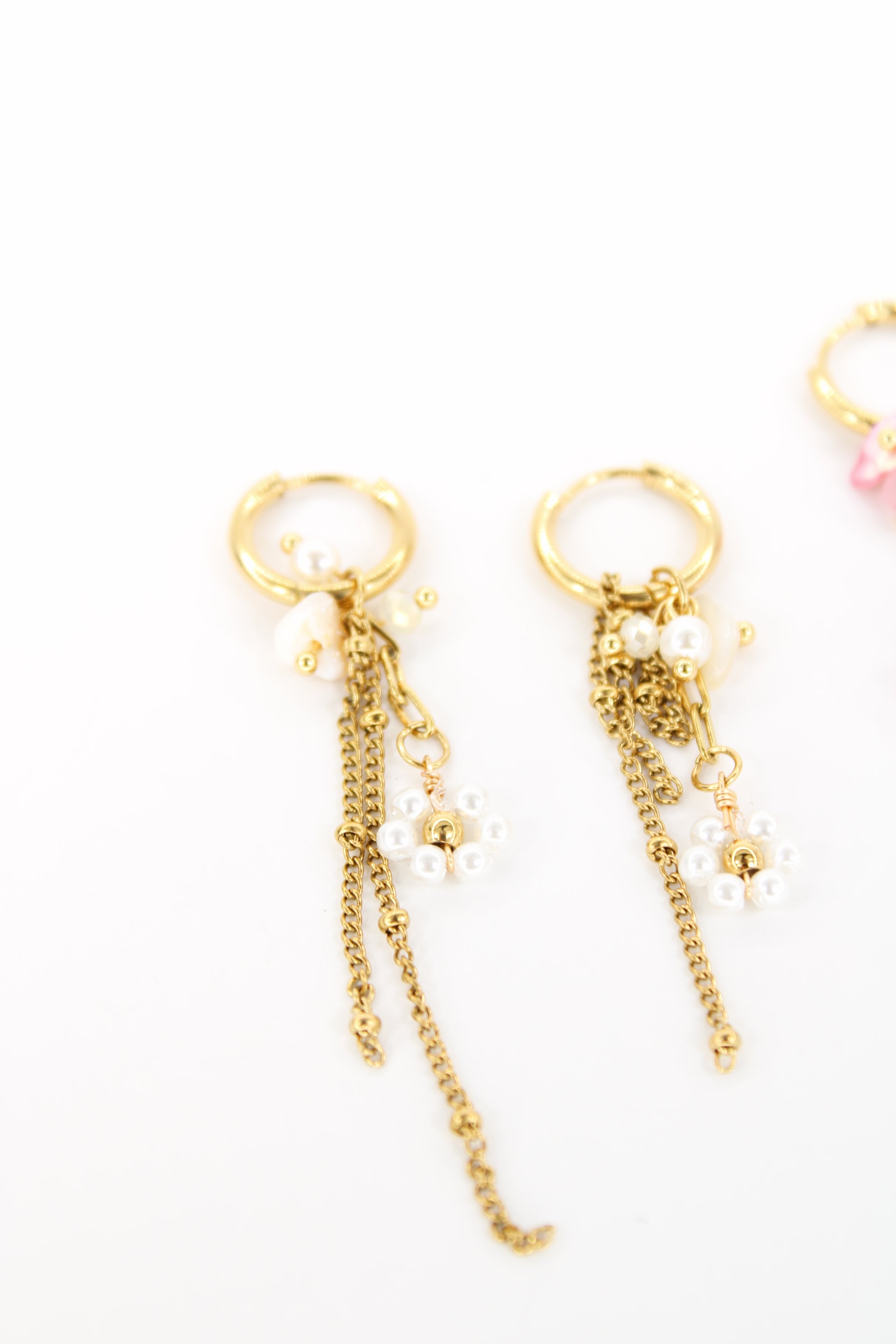 Boucles d’oreilles Flora – Créoles dorées pendantes avec perles et fleurs en acier inoxydable