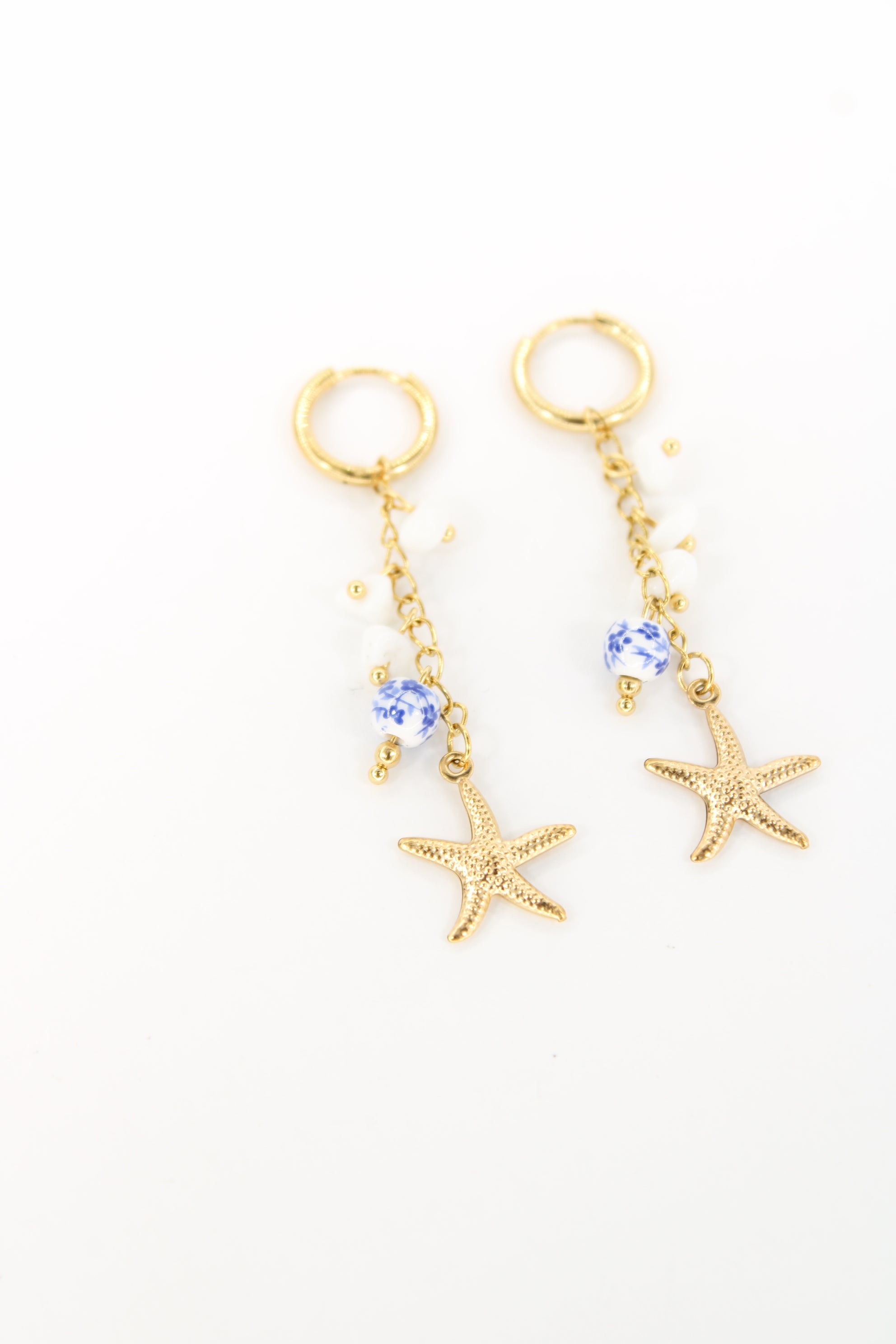 Boucles d’oreilles Azelia – Créoles dorées étoile de mer et perles en acier inoxydable