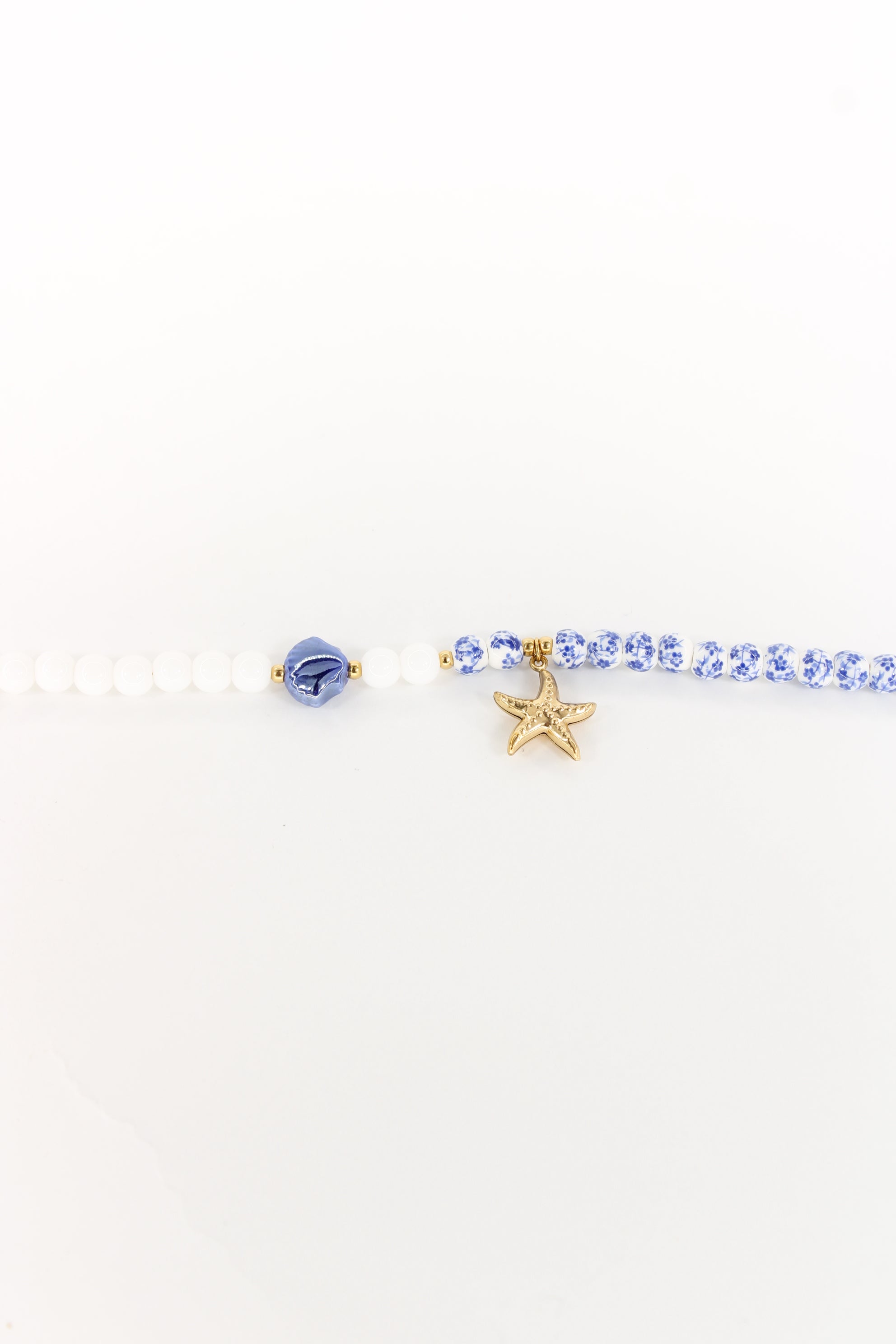 Bracelet Azelia – Bracelet perles bleues et blanches avec étoile dorée en acier inoxydable