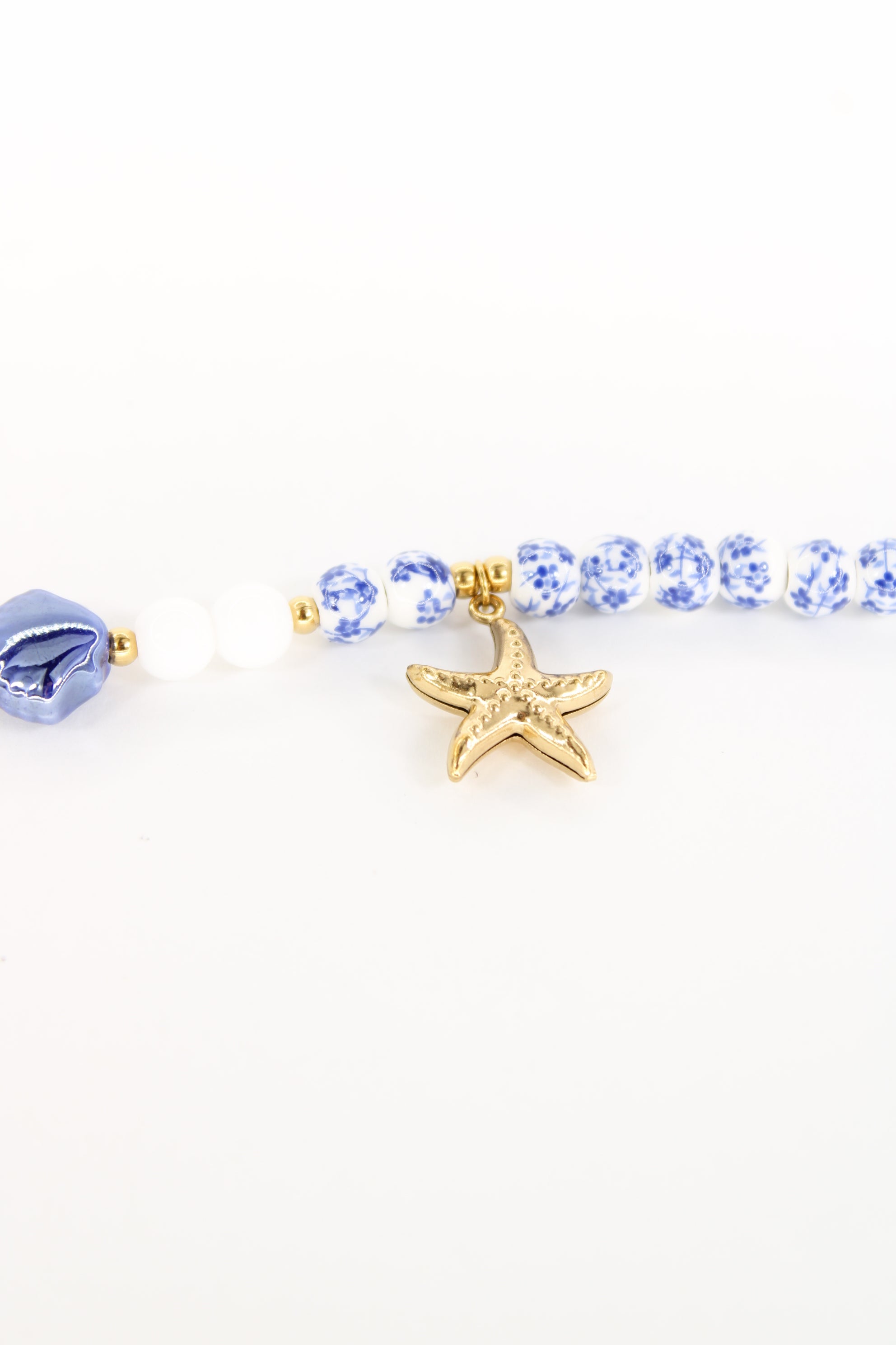 Bracelet Azelia – Bracelet perles bleues et blanches avec étoile dorée en acier inoxydable