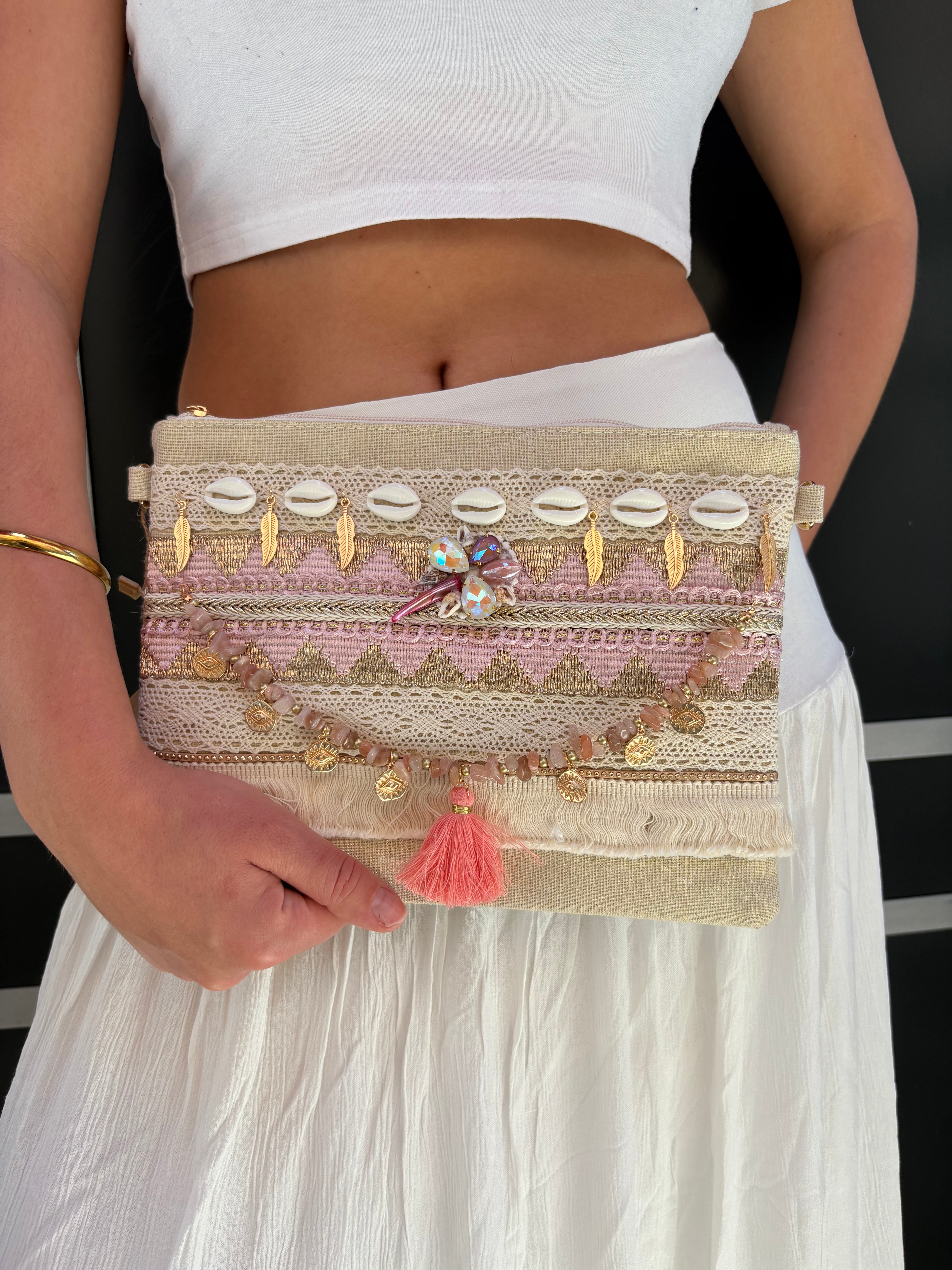Pochette brodée rose