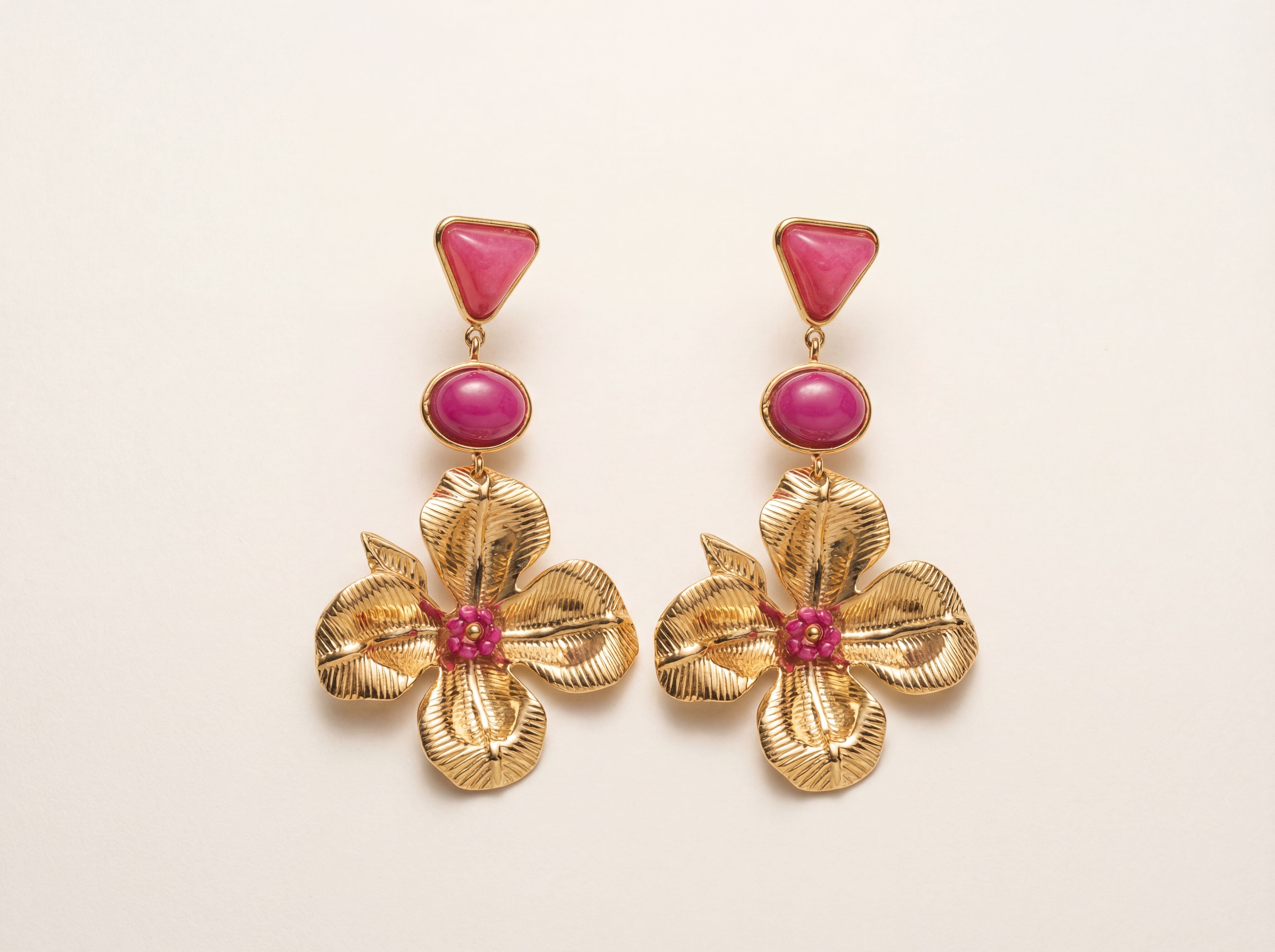 ✨ Boucles d’oreilles Sablea – Fleur dorée & éclat rose