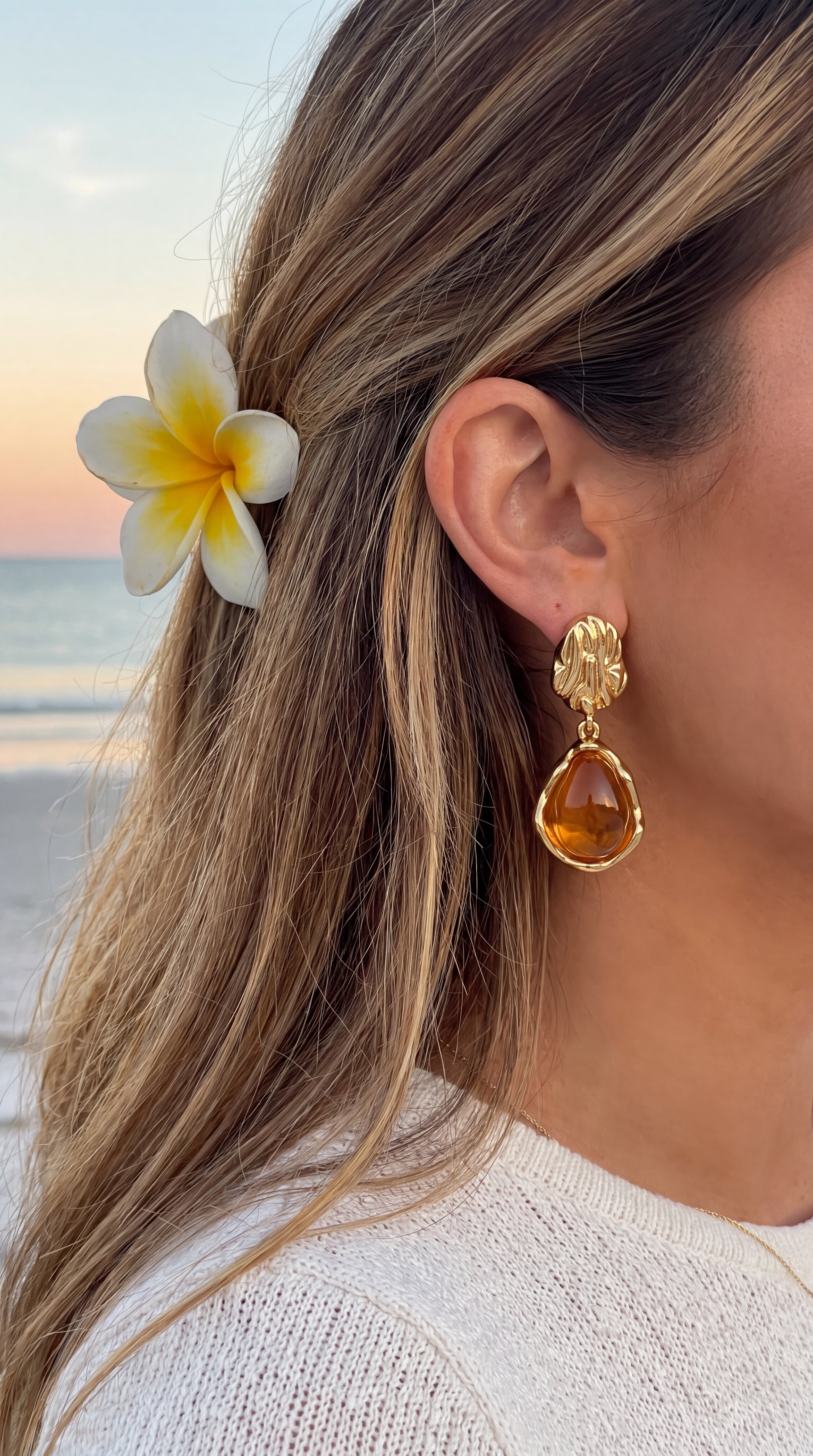 Boucles d’Oreilles Éléonora – Pendantes en Résine Marron & Doré, Bijou Femme Chic