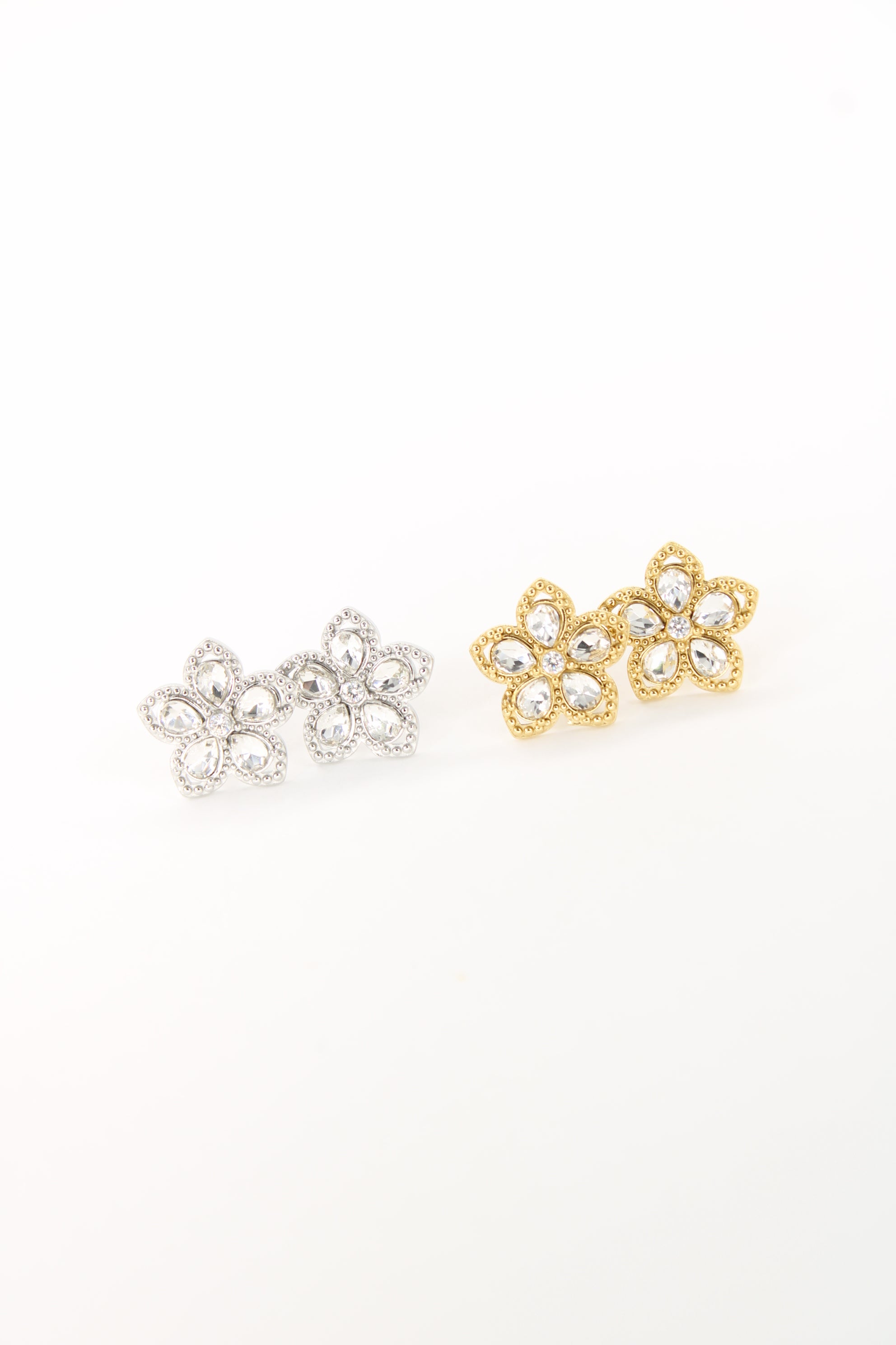 Boucles d’oreilles Bianca fleur en acier inoxydable – Strass dorées ou argentées
