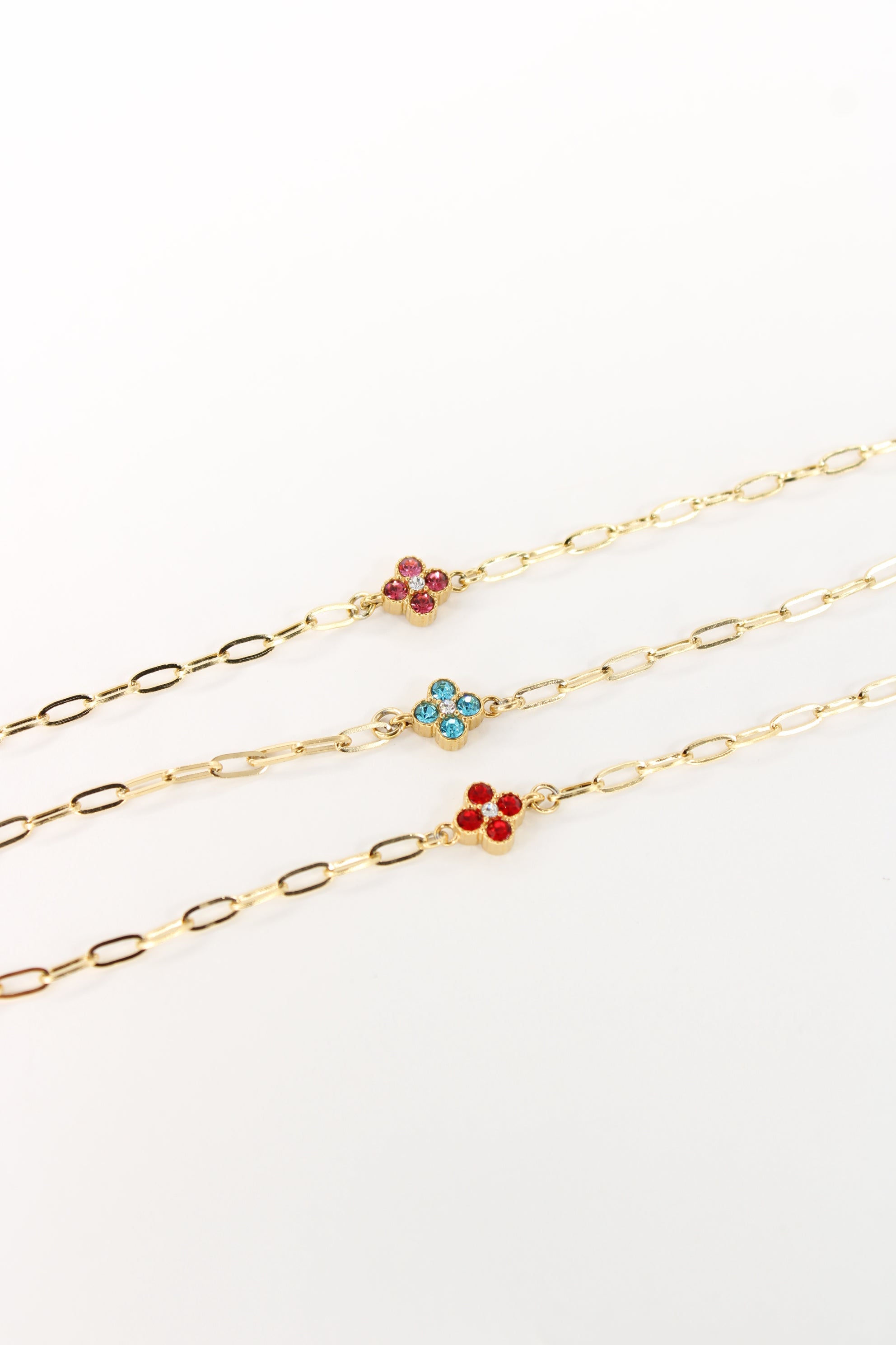 Bracelet Charlotte fleur colorée en acier inoxydable – Doré strass rose, bleu ou rouge – Bijou femme Langon