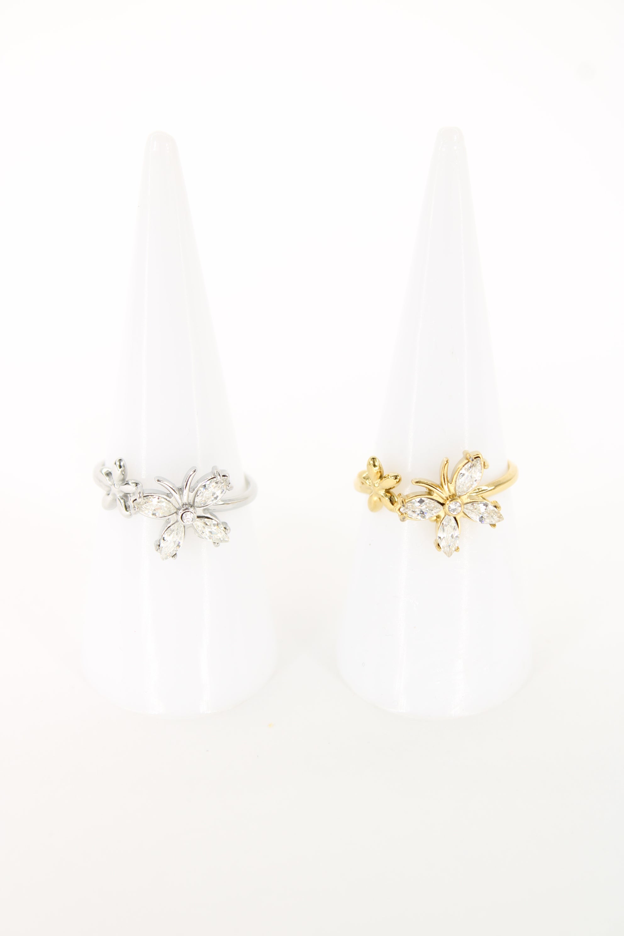 Bague Coralie fleur et papillon en acier inoxydable – Strass dorée ou argentée