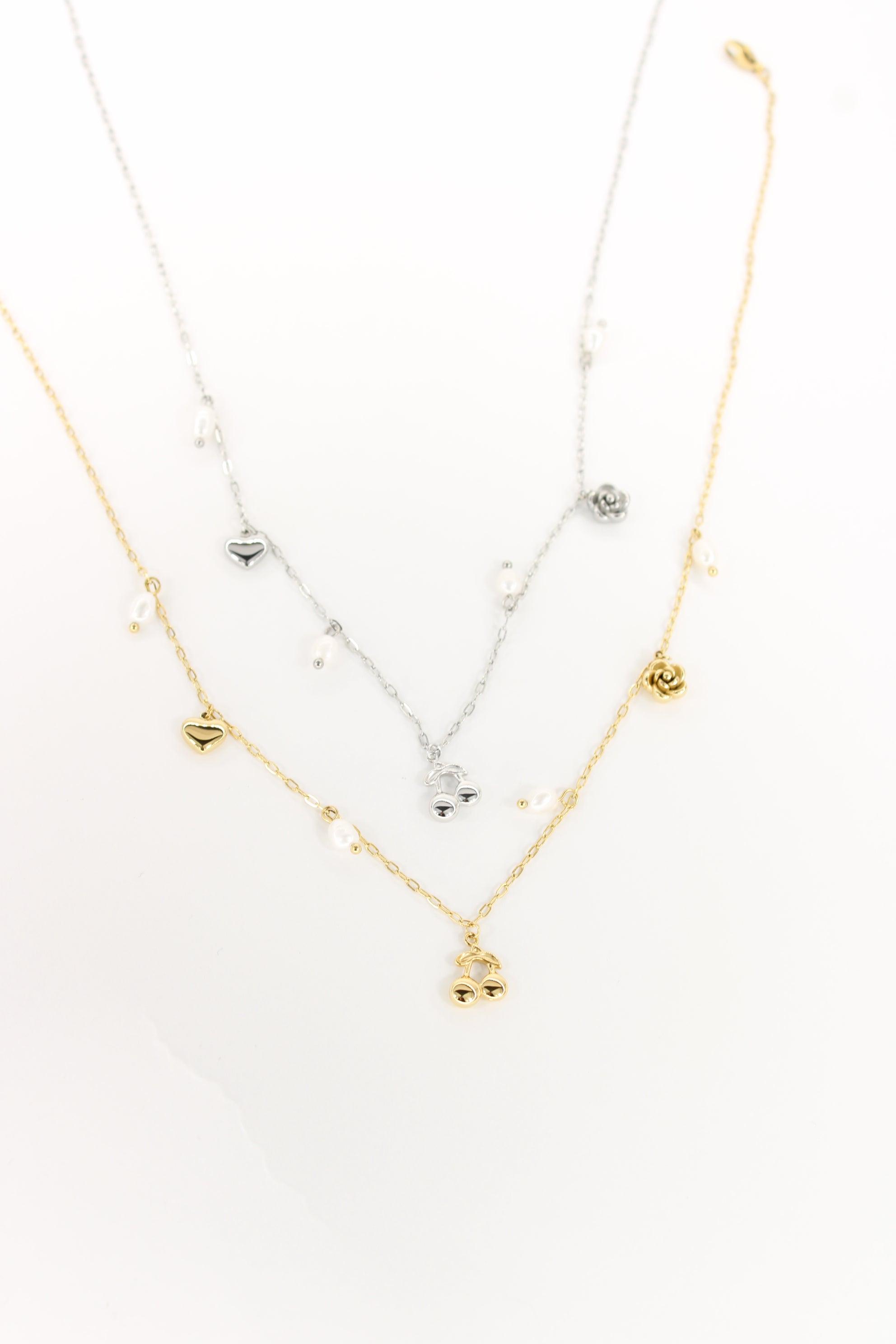 Collier Mae breloques cerises, cœur et perles en acier inoxydable – Doré ou argenté – Bijou femme Langon