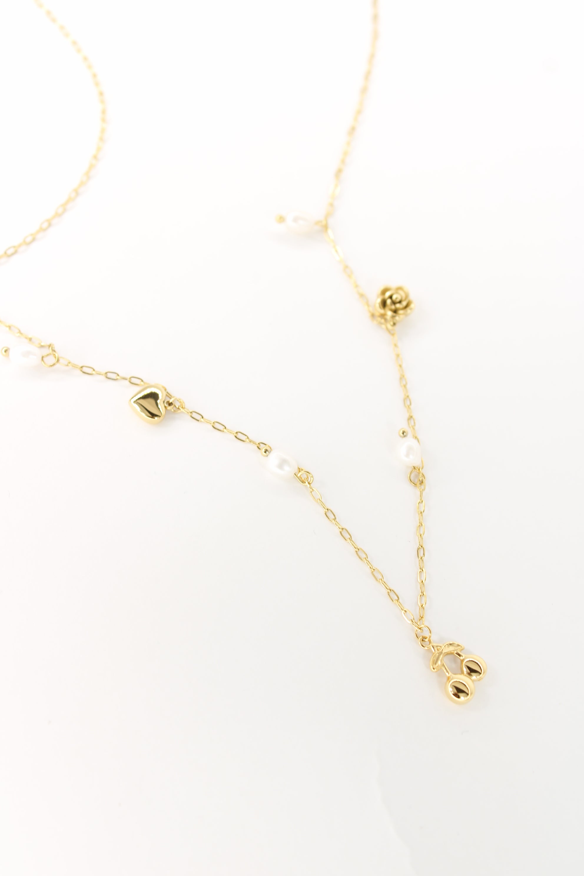 Collier Mae breloques cerises, cœur et perles en acier inoxydable – Doré ou argenté – Bijou femme Langon