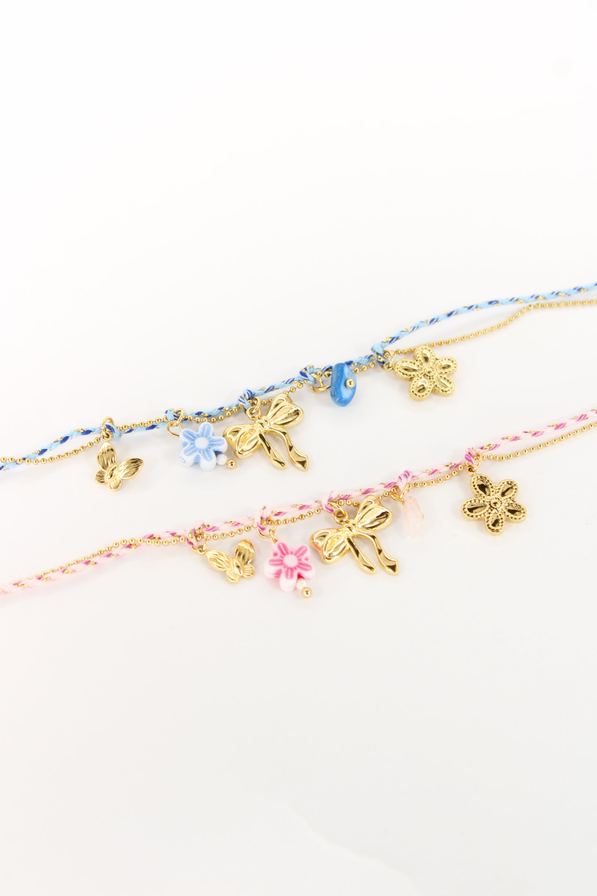 Bracelet Margaret cordon et charms papillon, fleur et nœud en acier inoxydable – Rose ou bleu – Bijou femme Langon