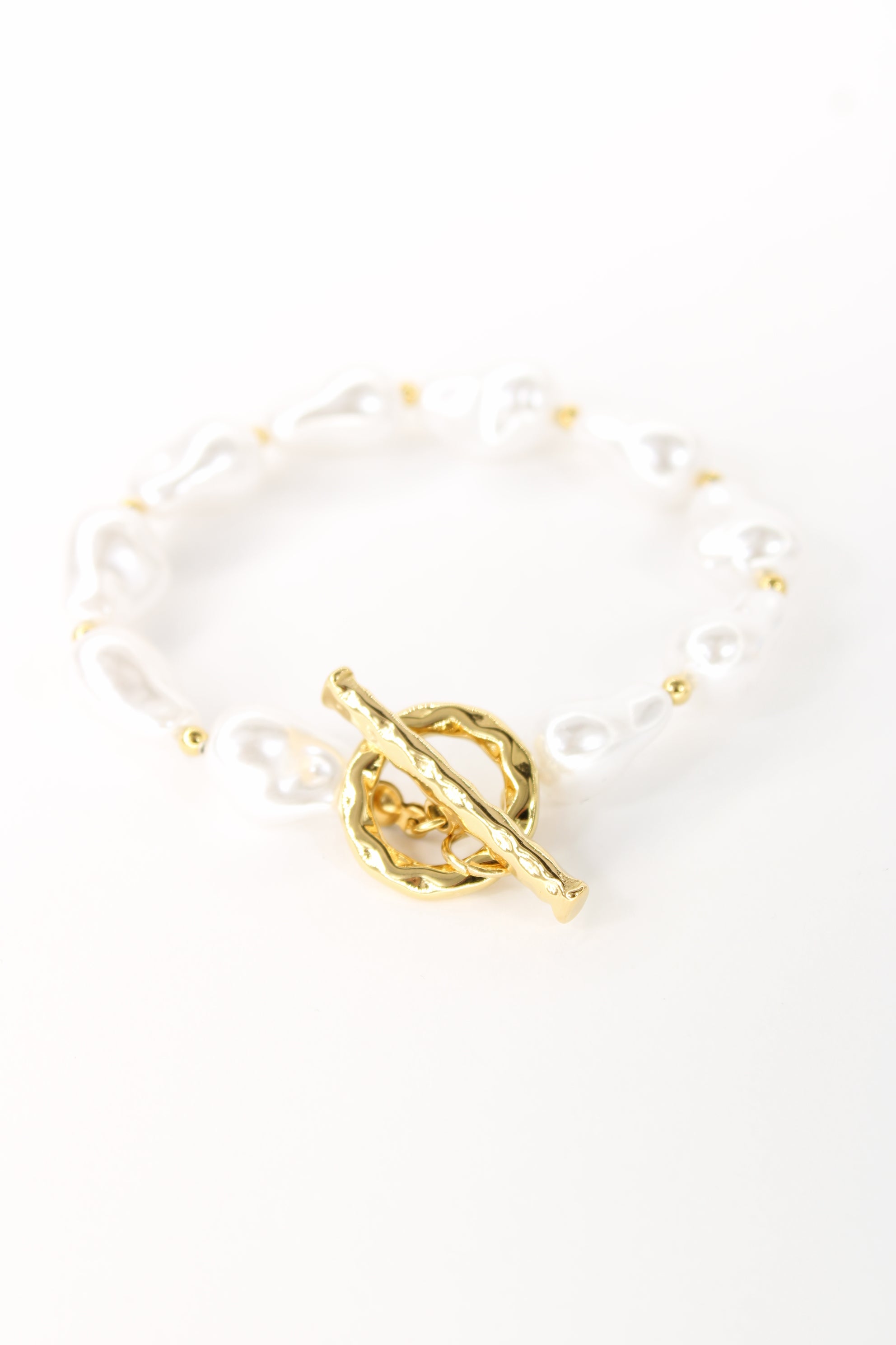 Bracelet perles Rosita en acier inoxydable doré – Bracelet femme perles blanches fermoir toggle