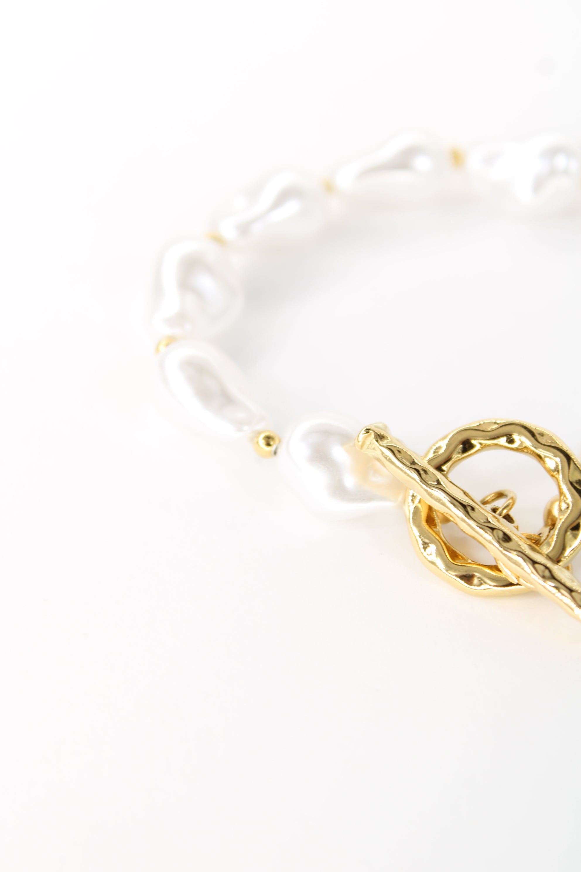 Bracelet perles Rosita en acier inoxydable doré – Bracelet femme perles blanches fermoir toggle