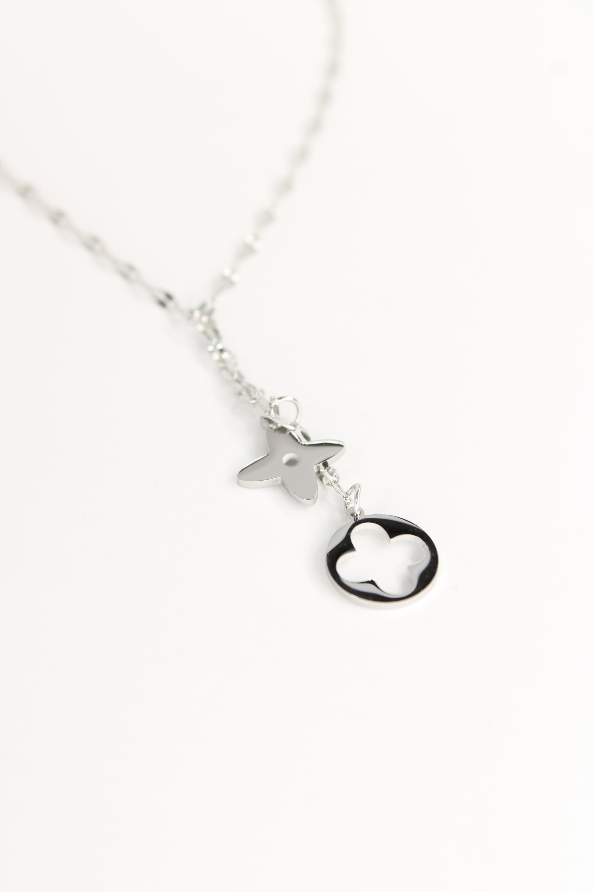 Collier Valeria en acier inoxydable – Collier trèfle blanc doré ou argent – Bijou femme tendance Langon