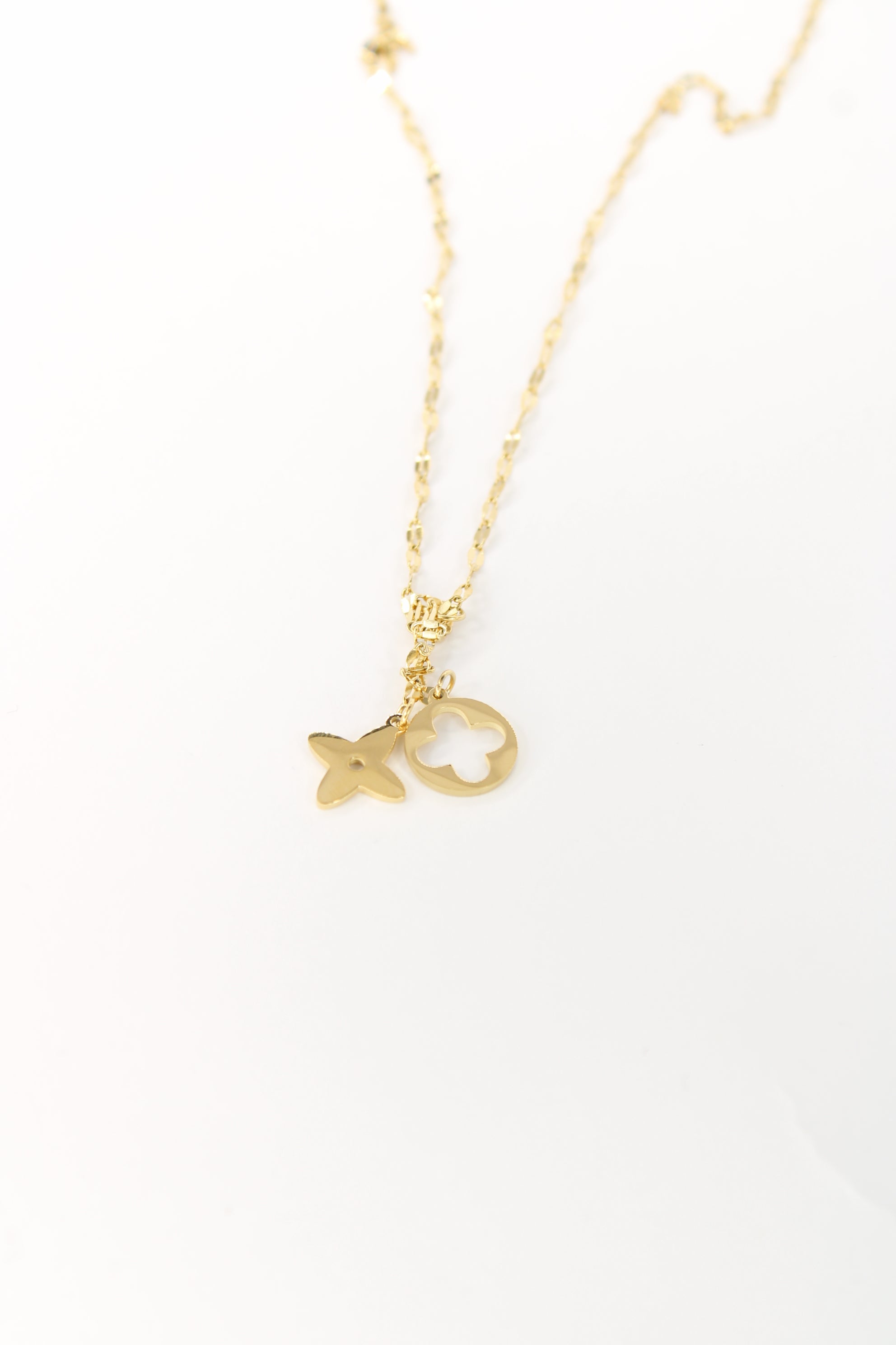 Collier Valeria en acier inoxydable – Collier trèfle blanc doré ou argent – Bijou femme tendance Langon